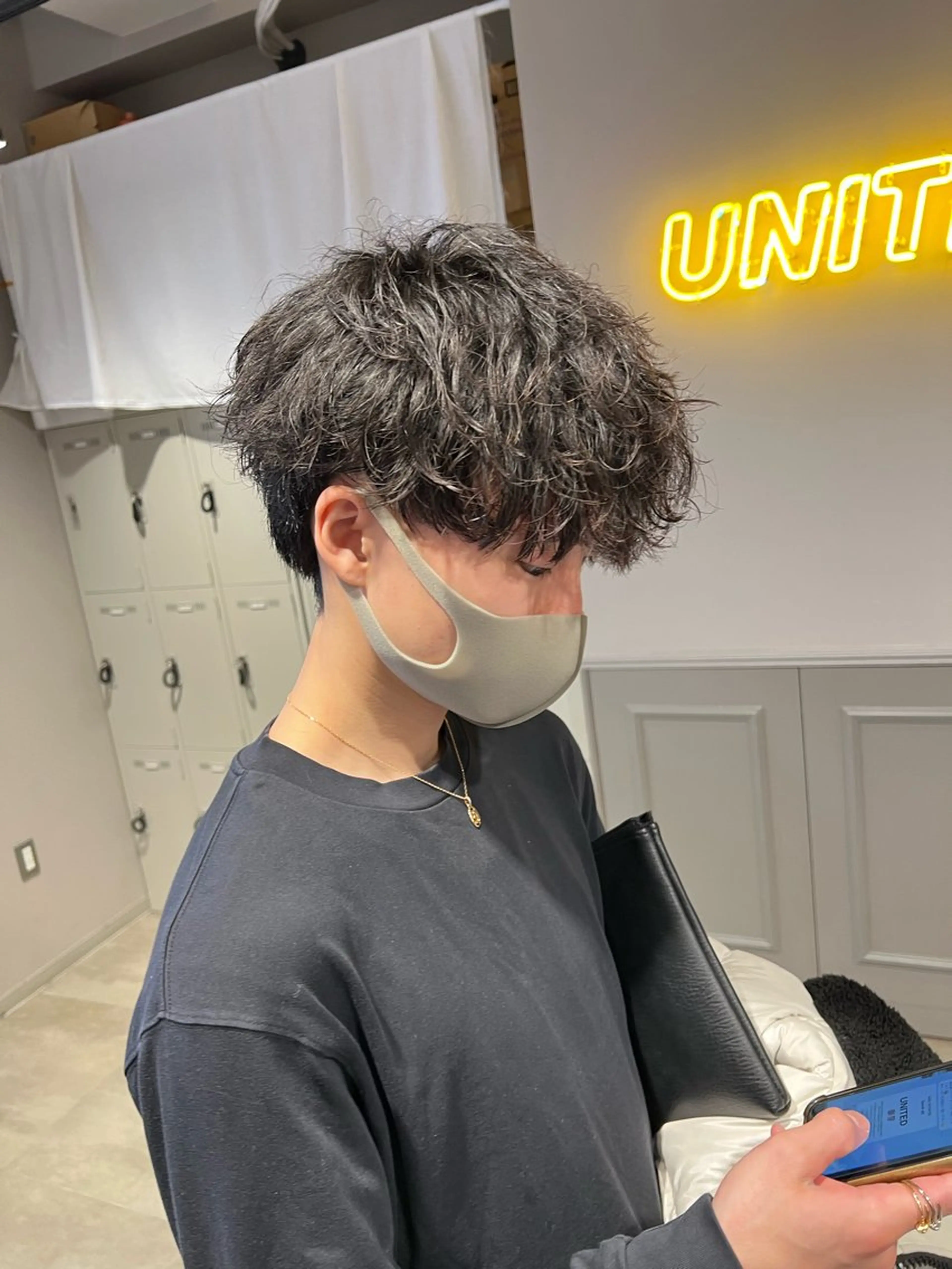 ミディアム パーマ メンズ ミディアムパーマ センターパート メンズ韓国風 韓国マッシュ マッシュウルフ メンズパーマ特化 TAIGAのヘアスタイル