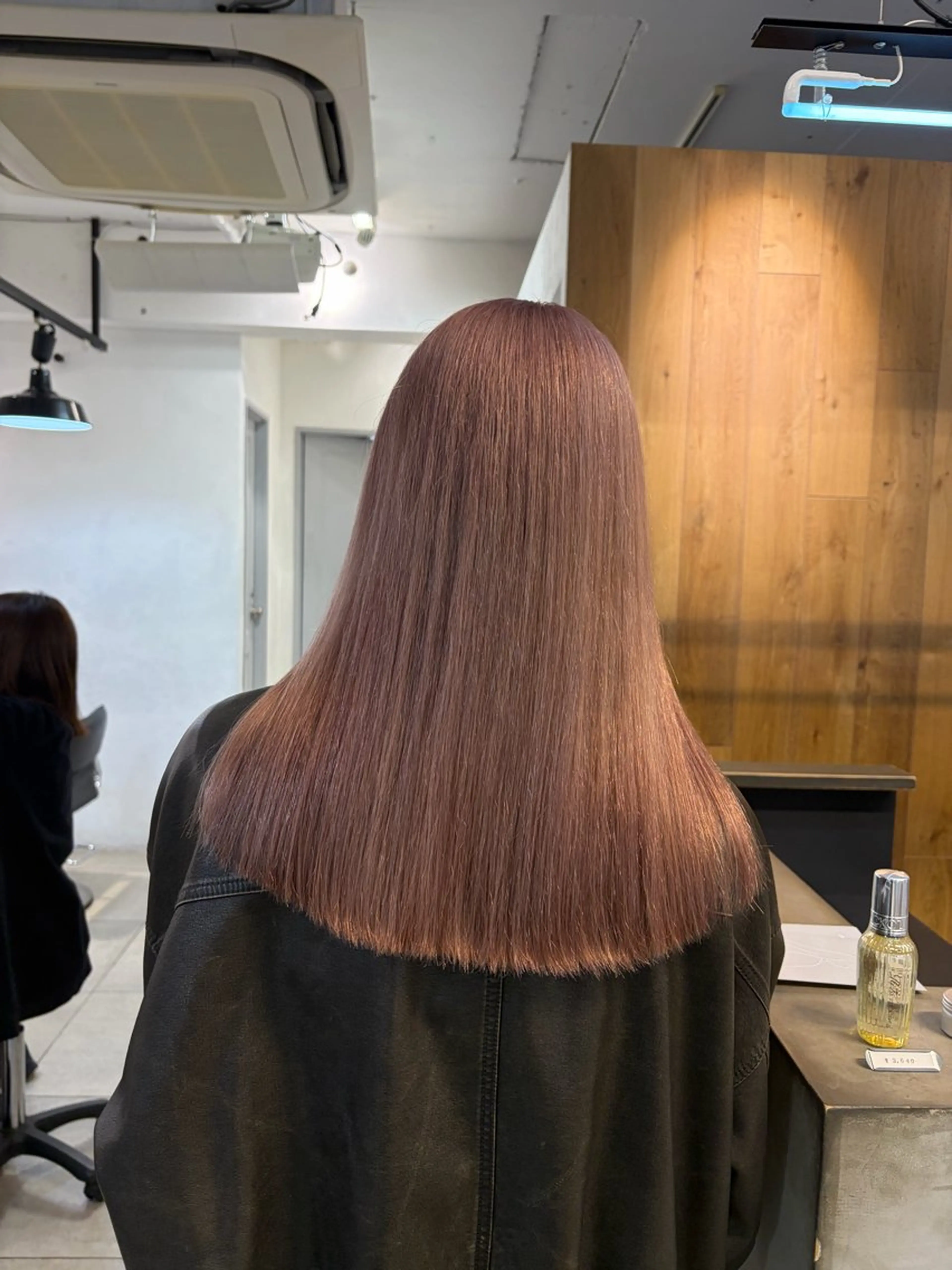 セミロング カラー ミルクティー× グレージュMOMOのヘアスタイル