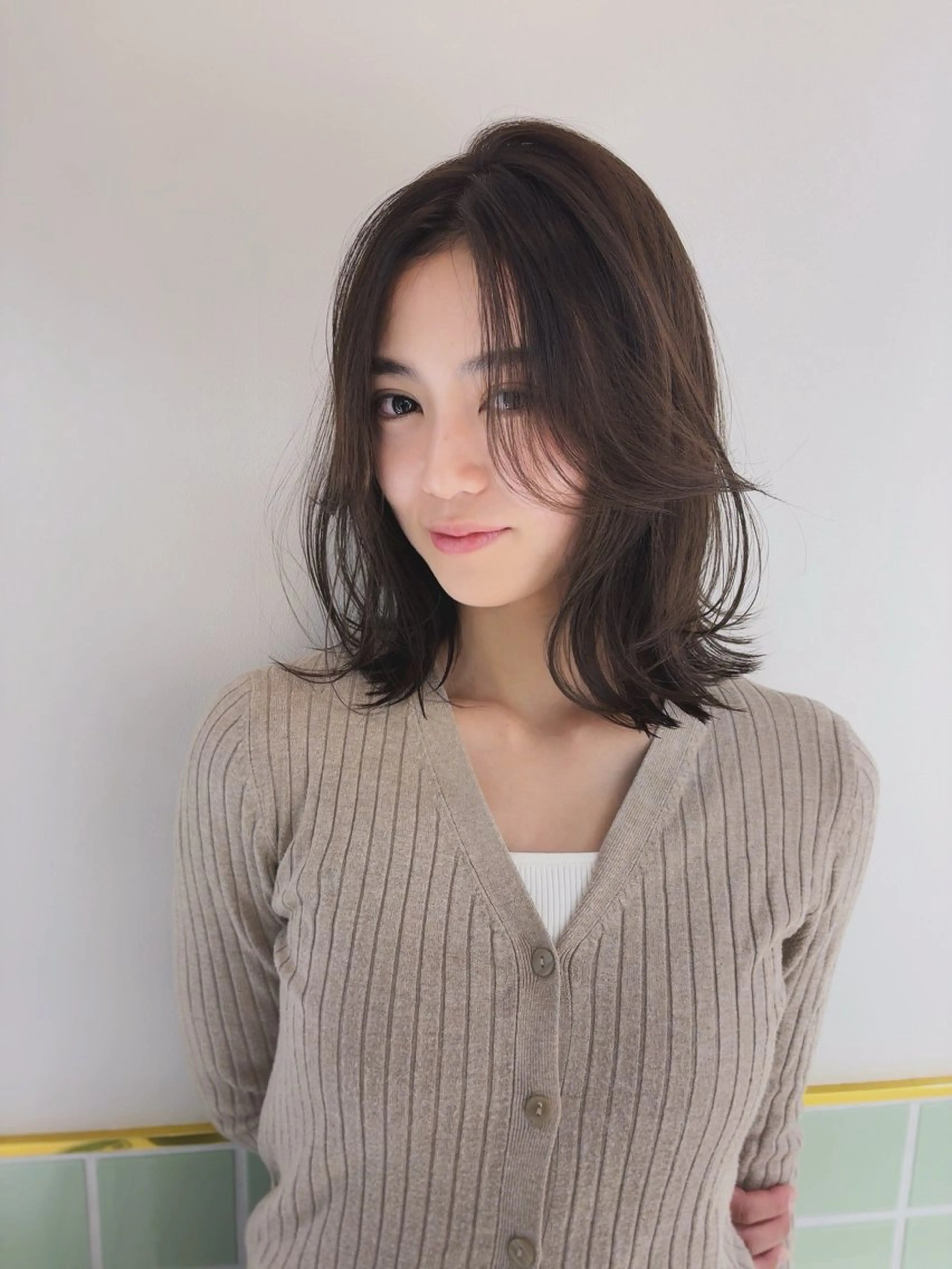 ミディアム カラー ヘアアレンジ 透明感カラー くびれヘア 顔まわりレイヤー 顔周りカット 韓国風ヘア 二ヶ月綺麗が続くレ イヤー/星野六三四のヘアスタイル