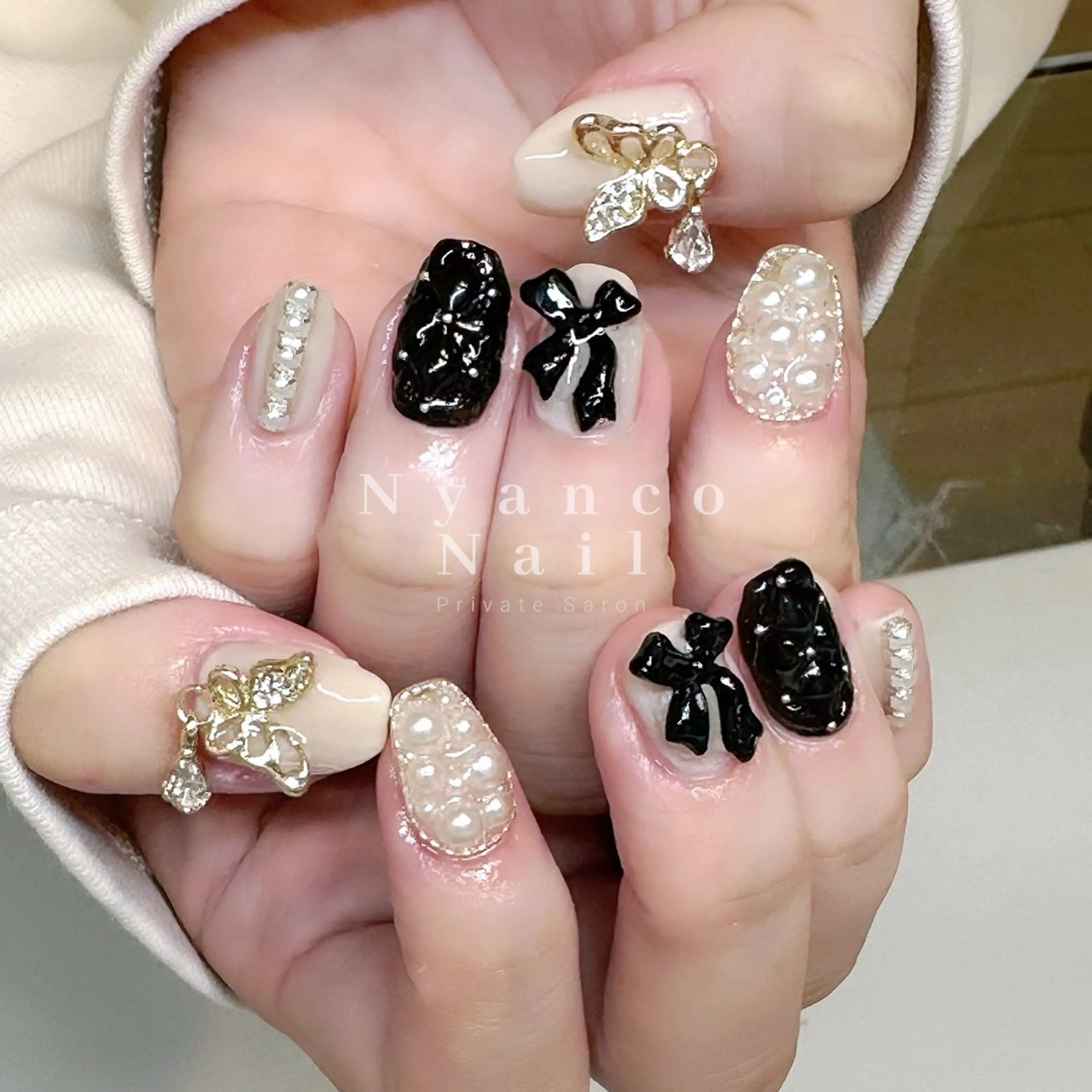 ネイル ジェルネイル キラキラネイル ワンホンネイル 冬ネイル Nyanco Nailのネイルデザイン