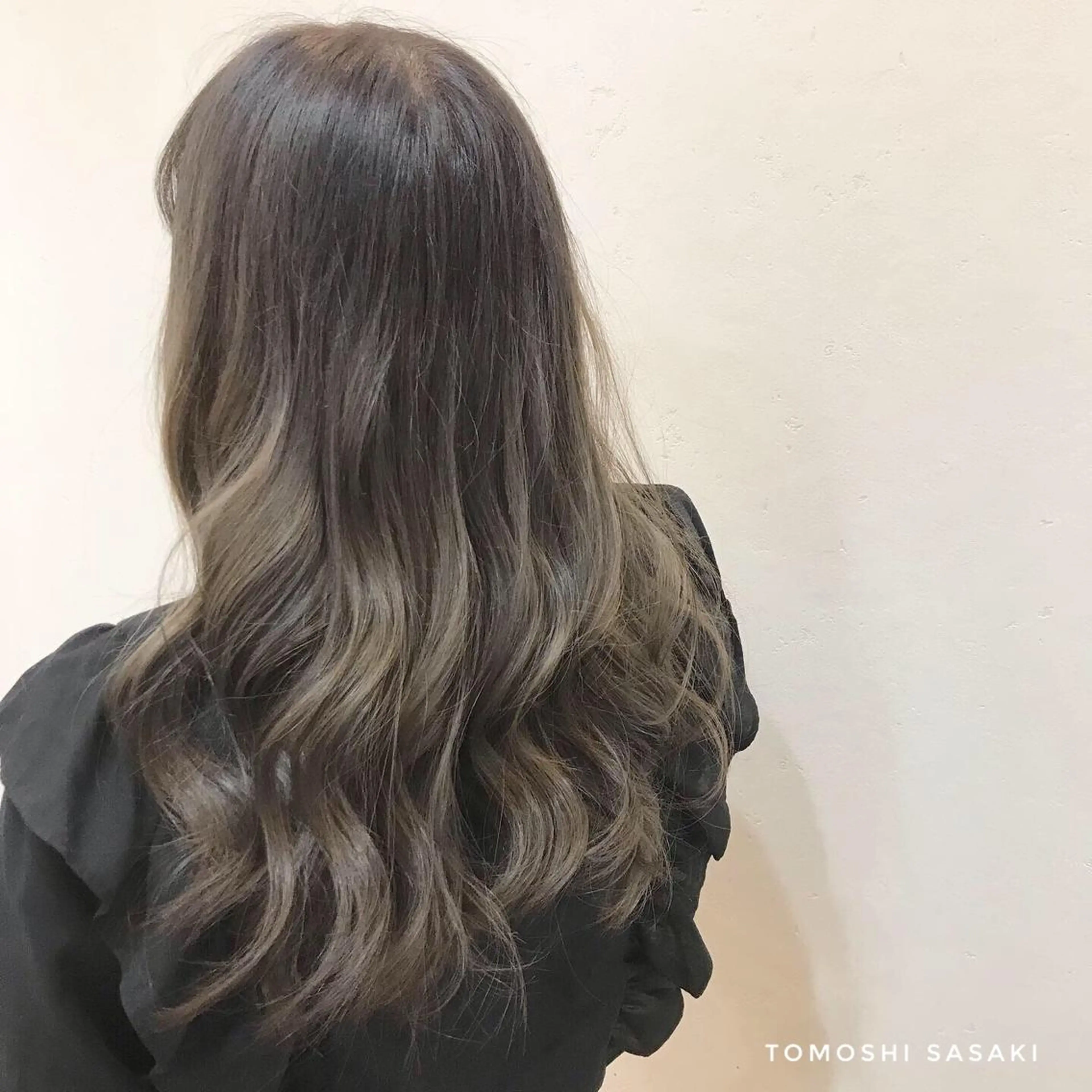 カラー アディクシーカラー ブリーチ ケアブリーチ ダークグレー ダークグレージュ ササキ トモシのヘアスタイル