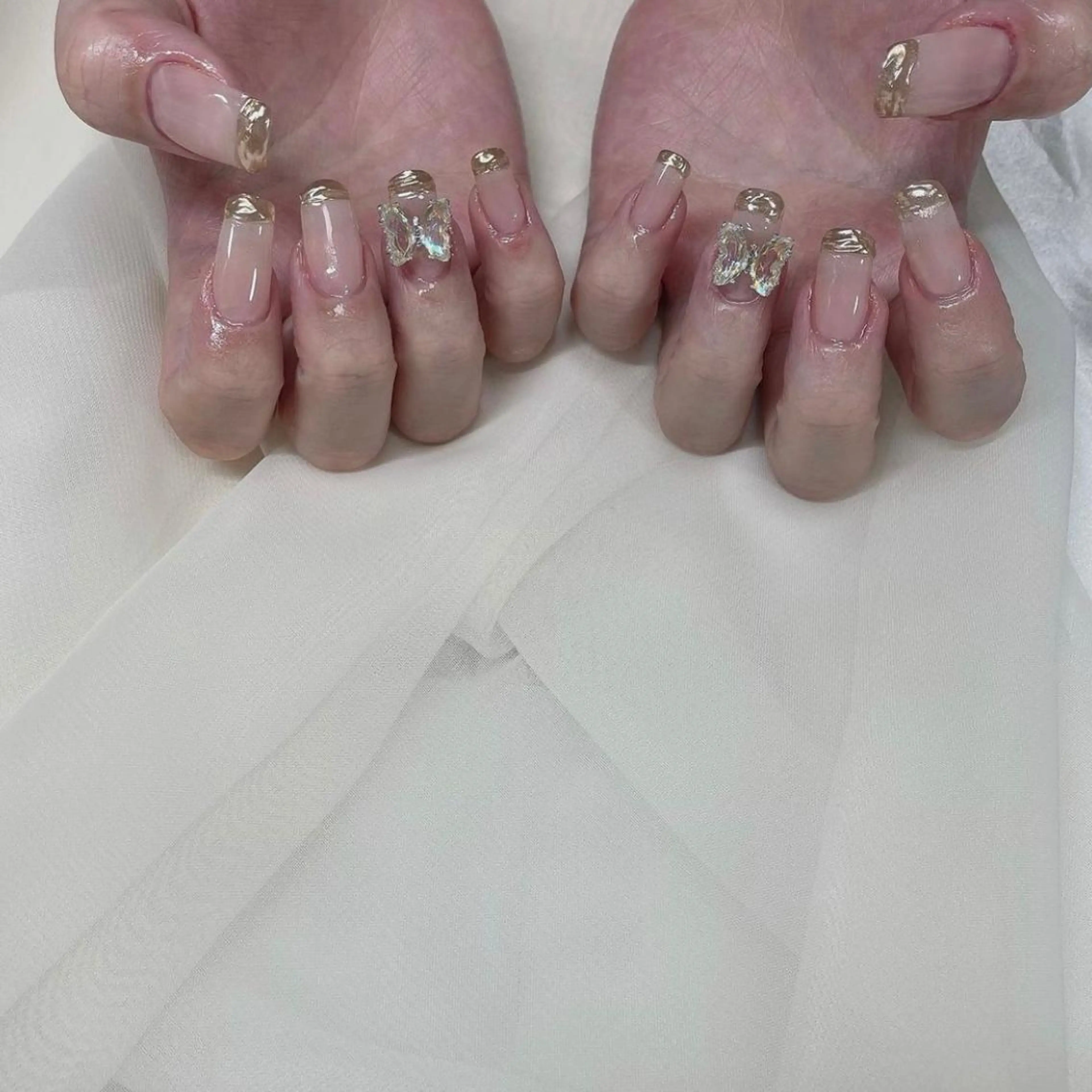 ショート ヘアアレンジ ネイル マツエク・マツパ フレンチネイル ミラーネイル 𓂃🦢Aurora Swan🌙𓂃のネイルデザイン