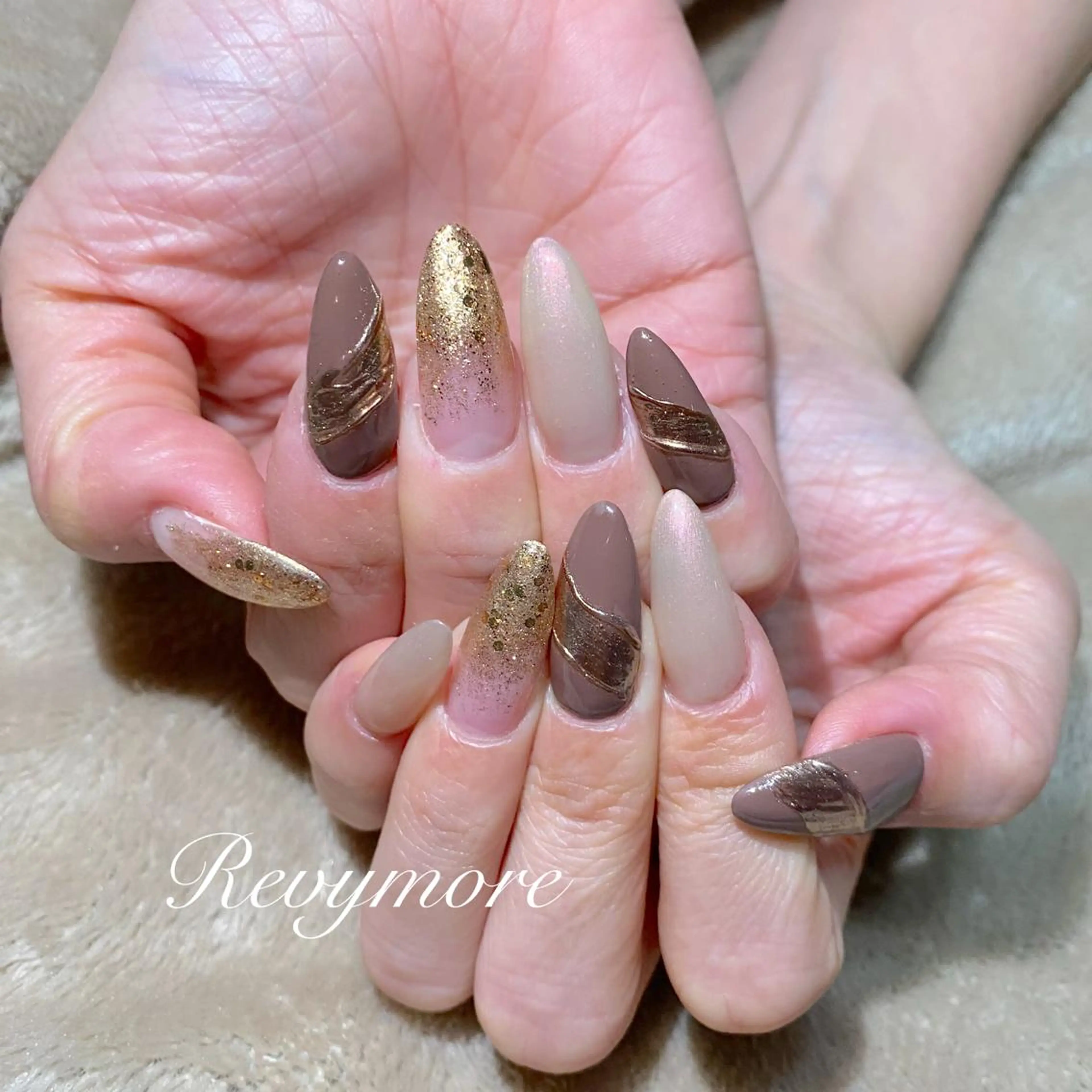 ミディアム ネイル 韓国風ヘア ブラウン ジェルネイル ゴールド キラキラネイル nail salon Revymoreのネイルデザイン