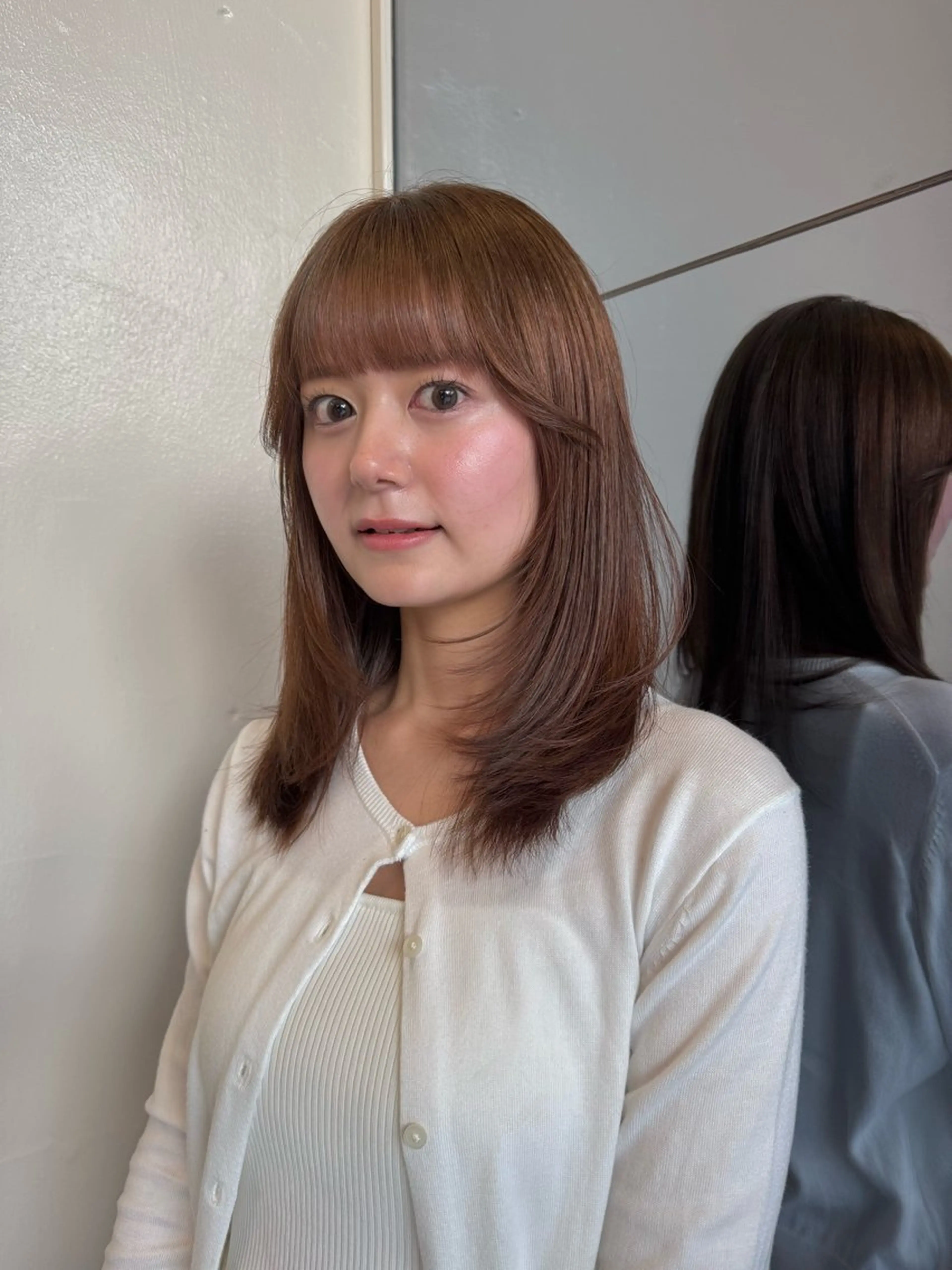 ミディアム カラー ナチュラルに目を惹く デザイン/KOHNOのヘアスタイル