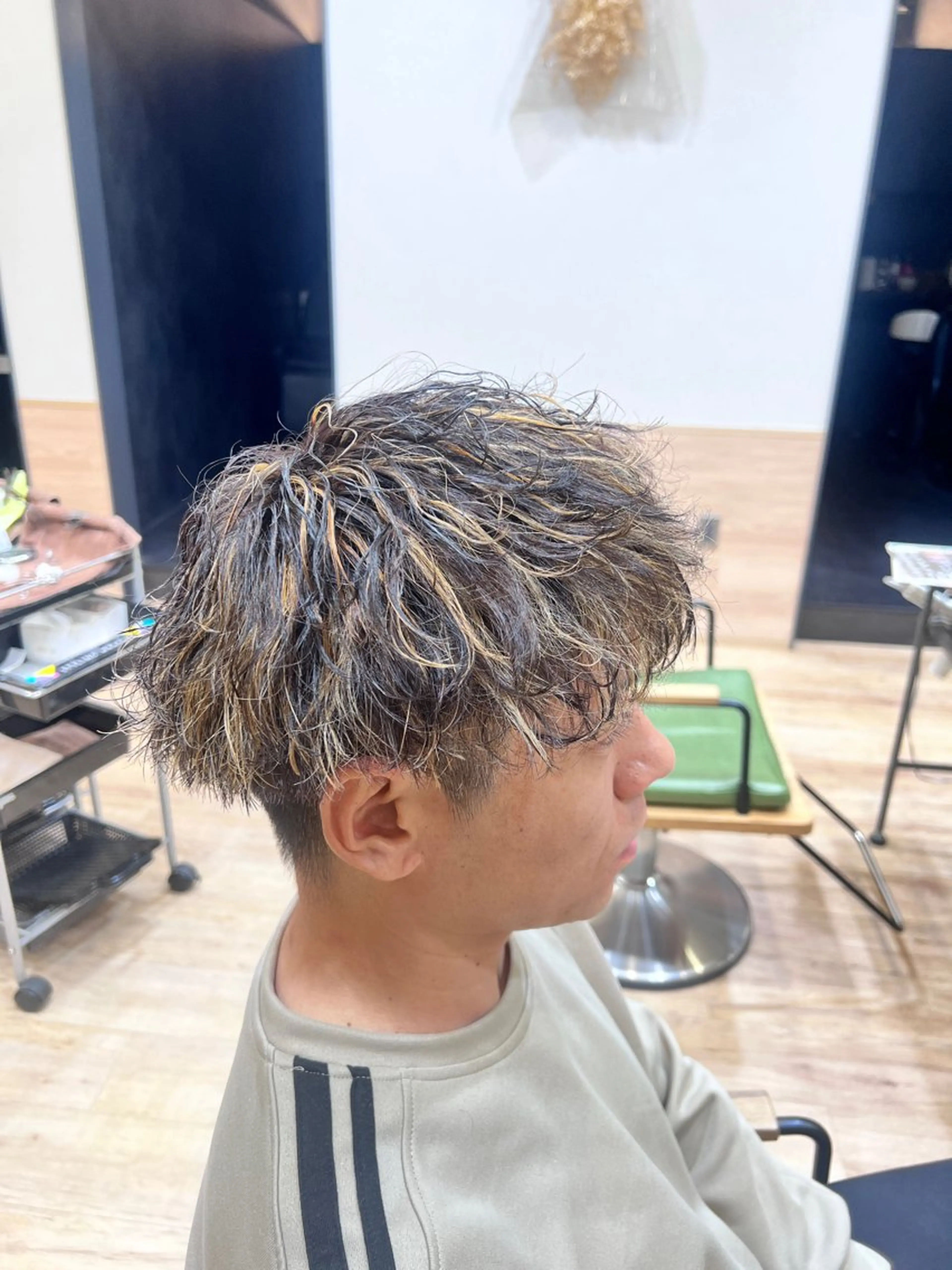 カラー パーマ メンズ メンズブリーチ メンズメッシュ メンズパーマ 刈り上げ ブリーチ カット ヘアカラー パーマ 小田 暉のヘアスタイル