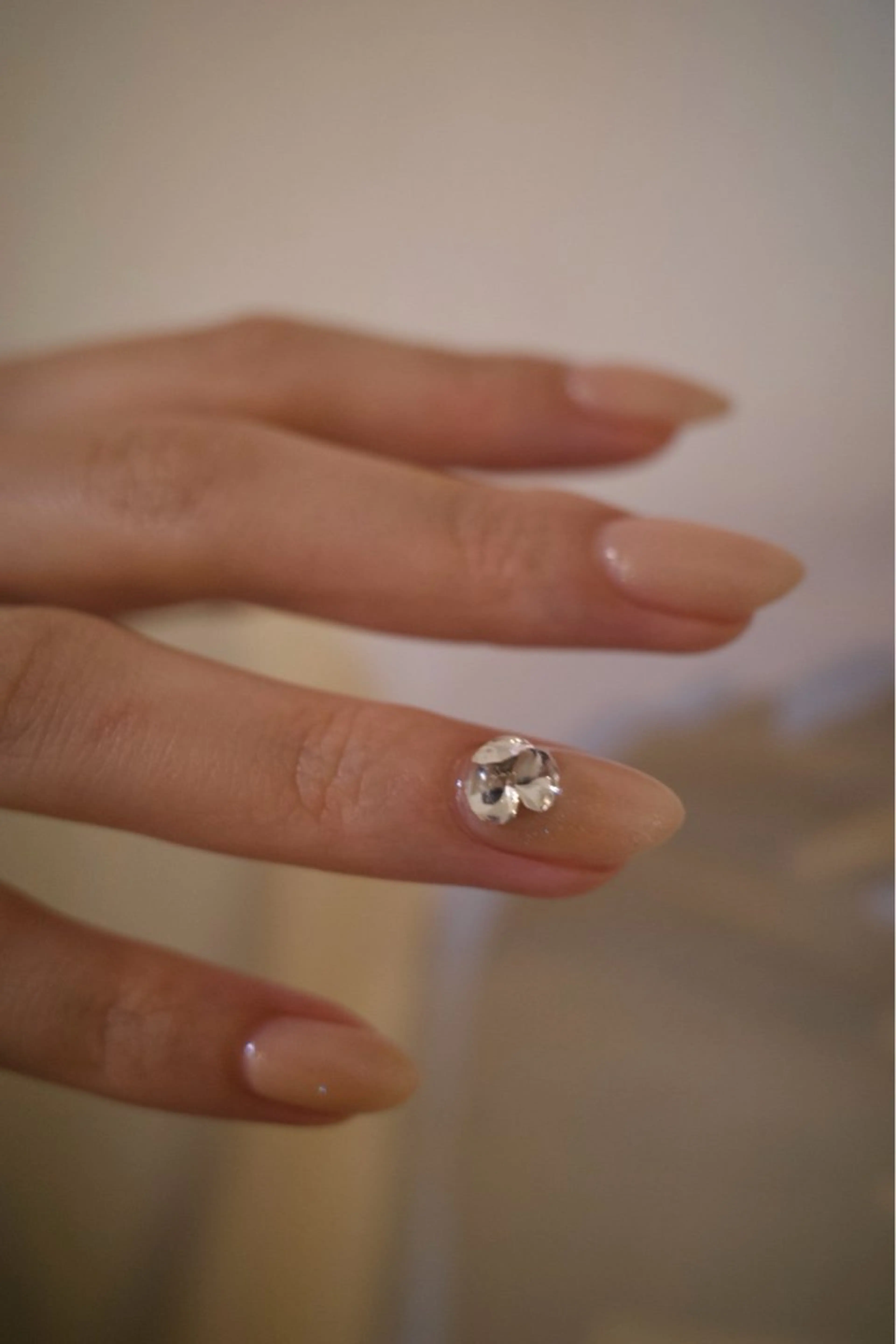 ネイル ハンドネイル anyora nail salon所属・大人ワンホン キラキラ／Ayanoのネイルデザイン