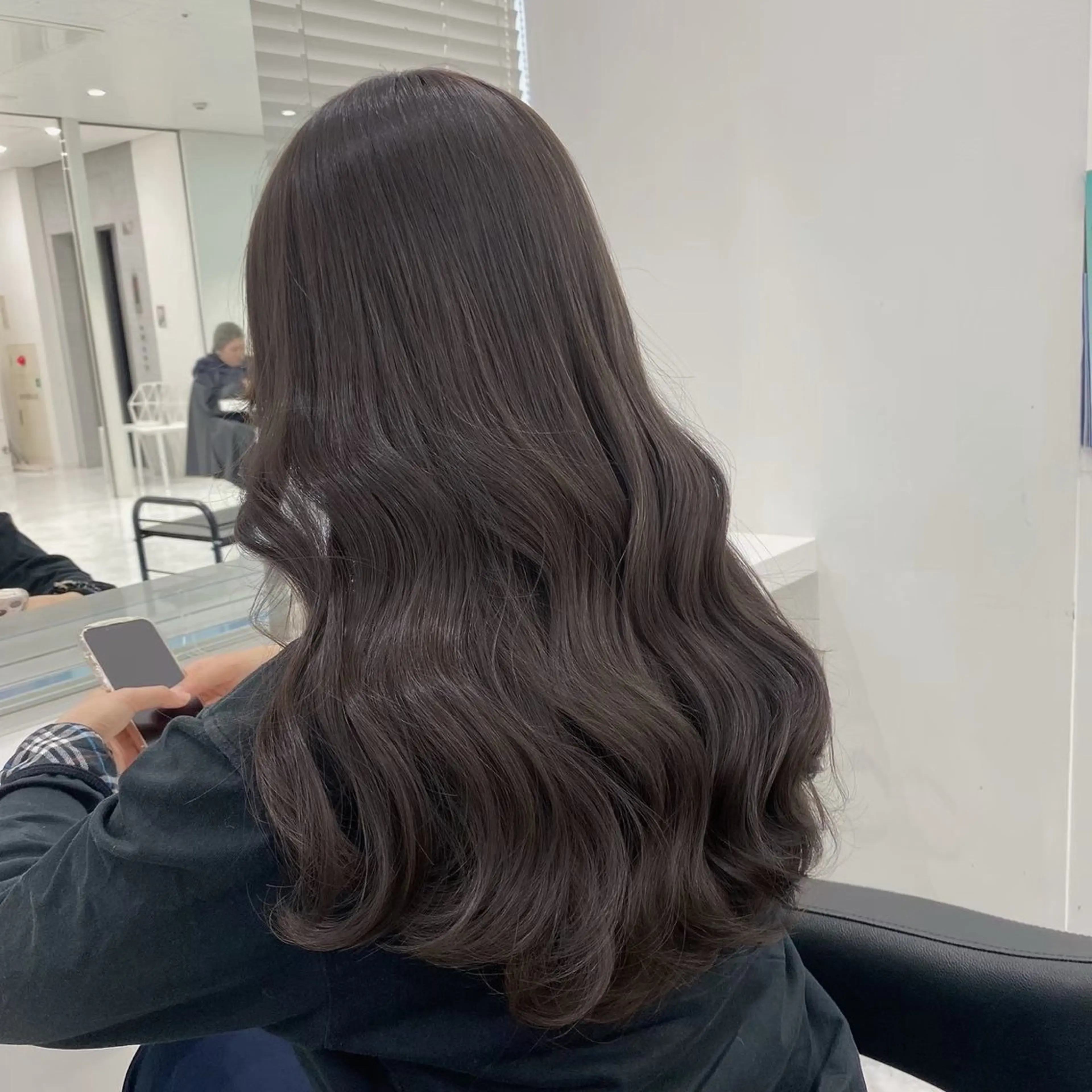 ロング カラー グレージュ ヘアカラー トリートメント ラベンダー💜 グレージュ🩶のヘアスタイル