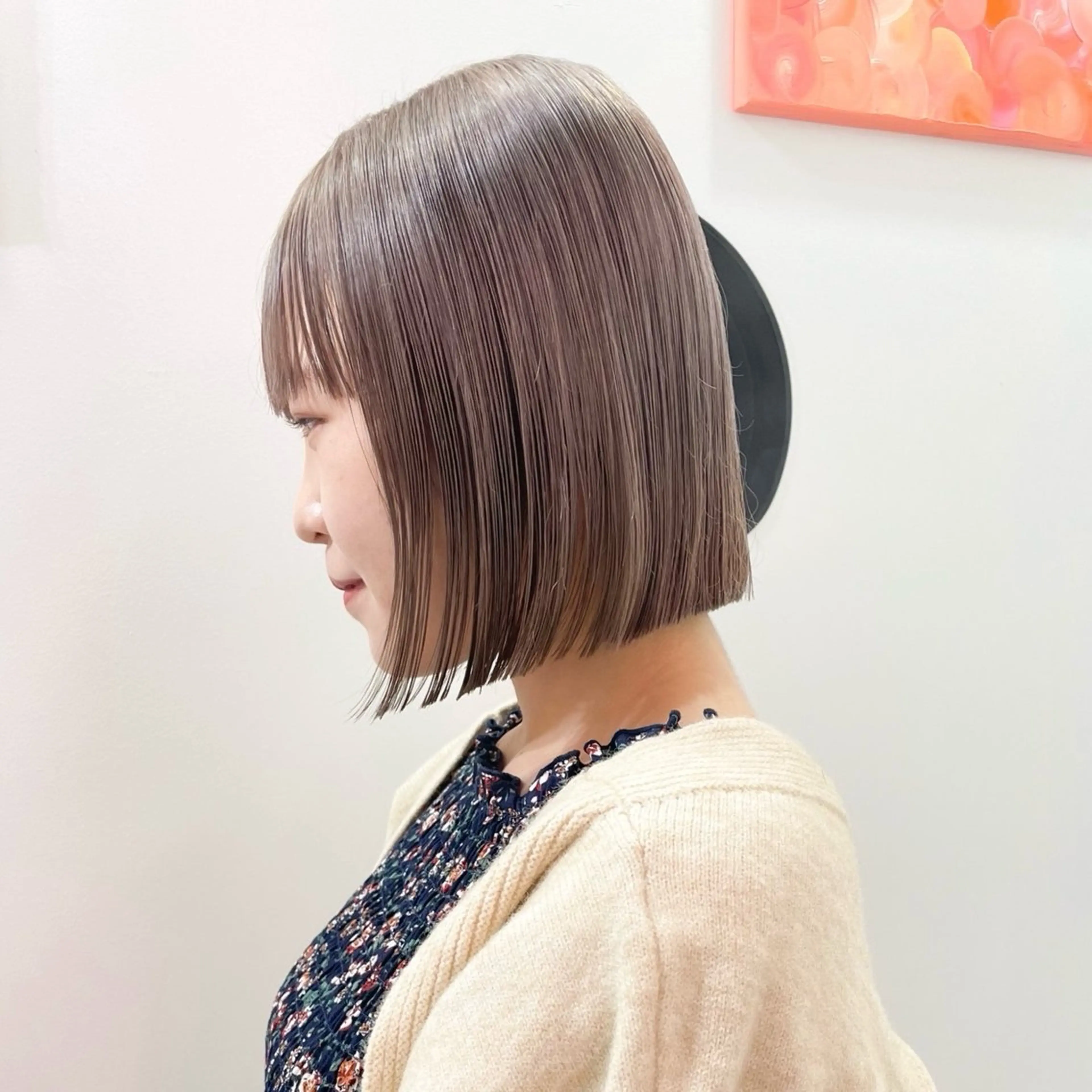 ミディアム カラー ヘアカラー トリートメント 艶髪ハイトーン× ボブ🥣アイネのヘアスタイル