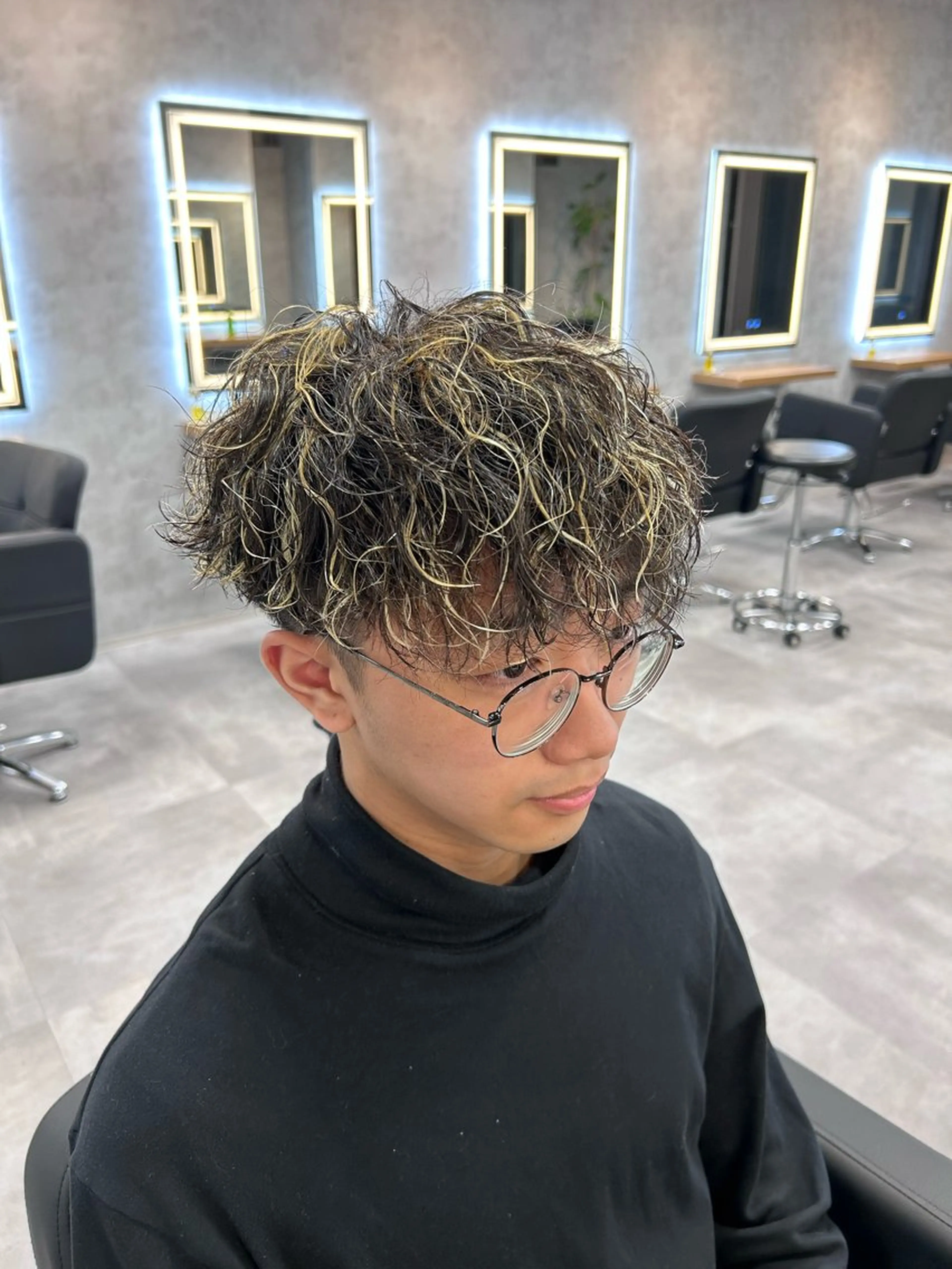 ショート カラー パーマ メンズ メンズハイライト スペインカール ハイライトカラー ハイライト カット ヘアカラー パーマ メンズ特化 👑YUTAのヘアスタイル