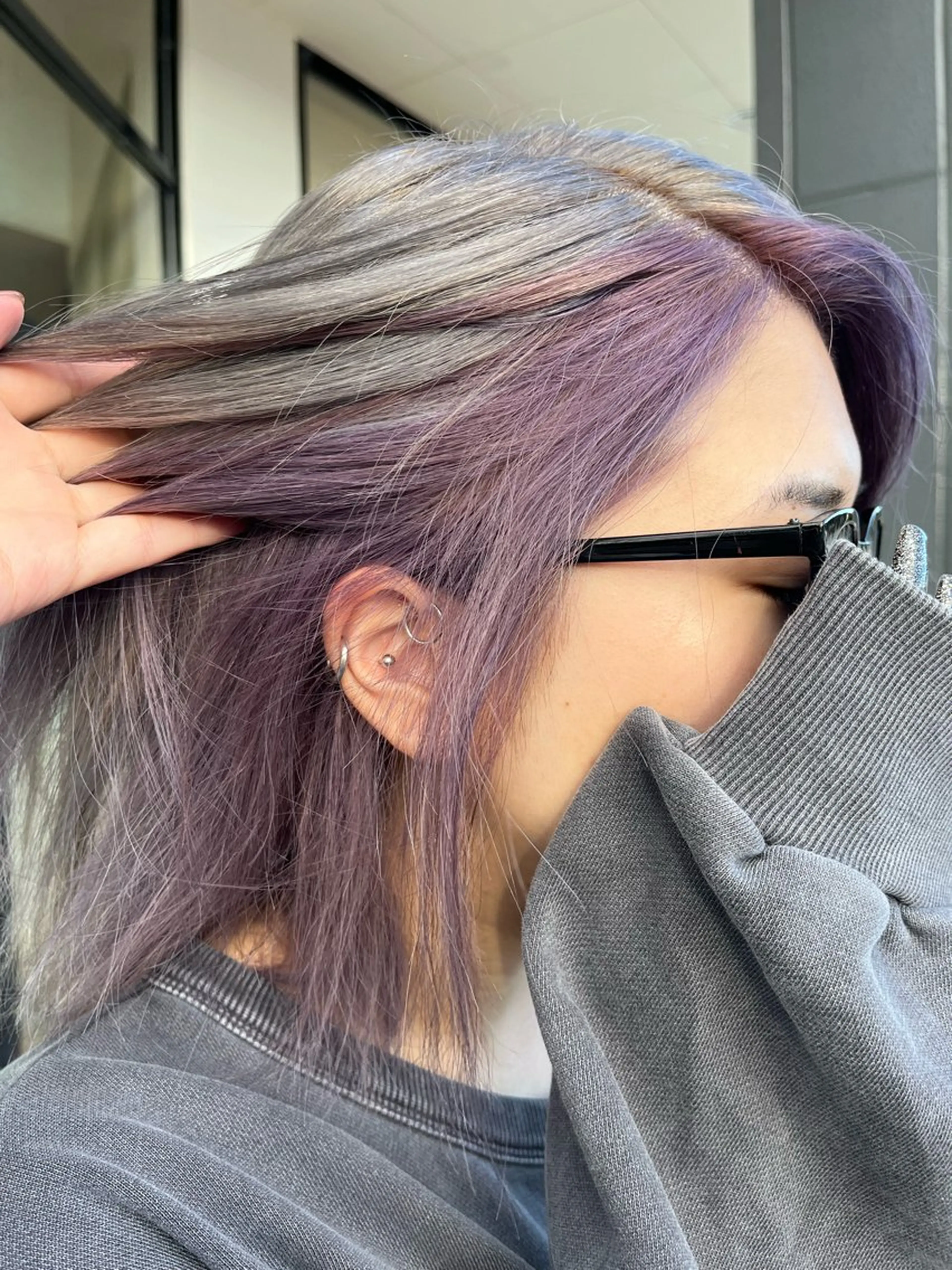 カラー ミストバング ブリーチ ラベンダーカラー シルバー 長谷川 柚乃のヘアスタイル