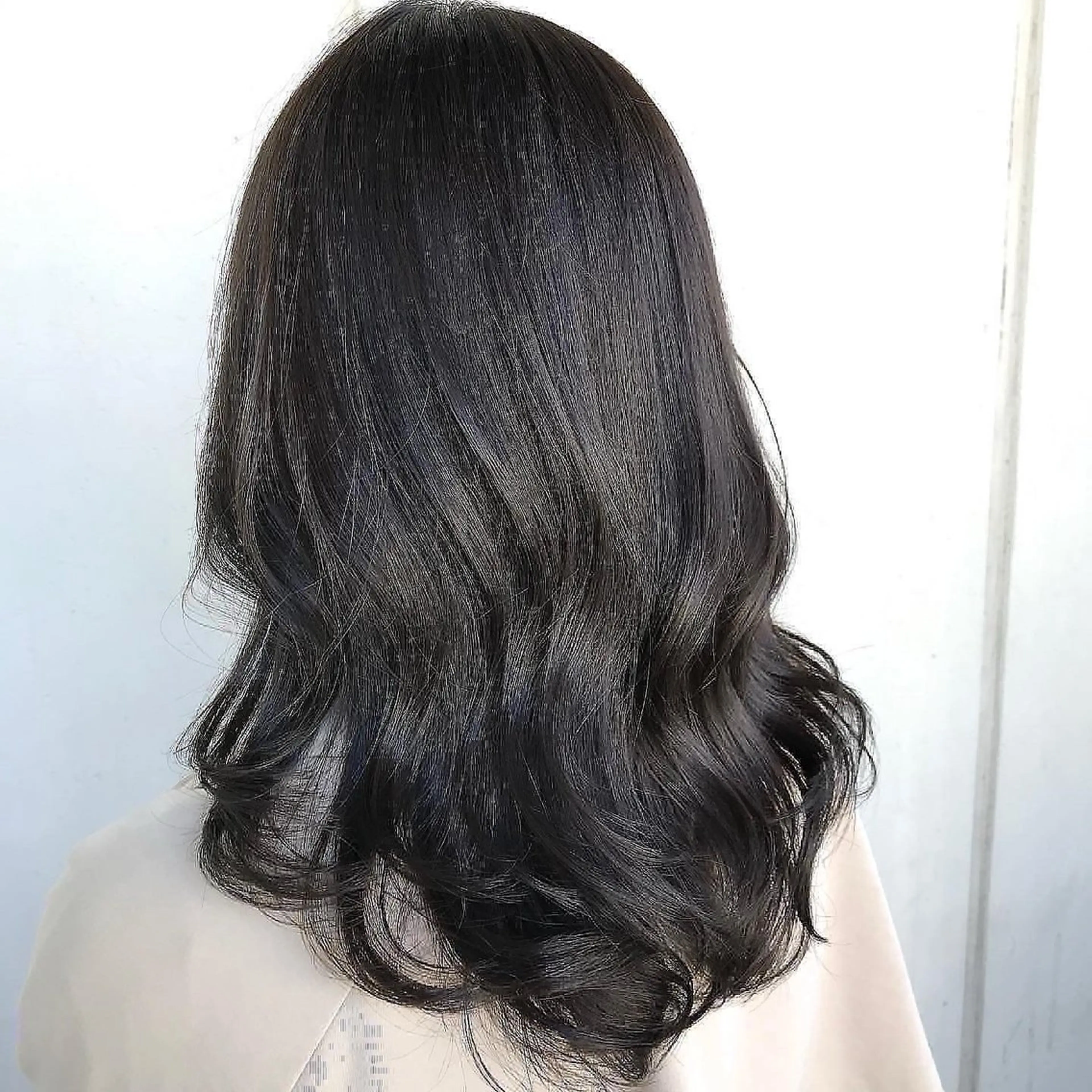 セミロング カラー 韓国ヘア🇰🇷／ 艶カラー鈴木萌愛🩶のヘアスタイル