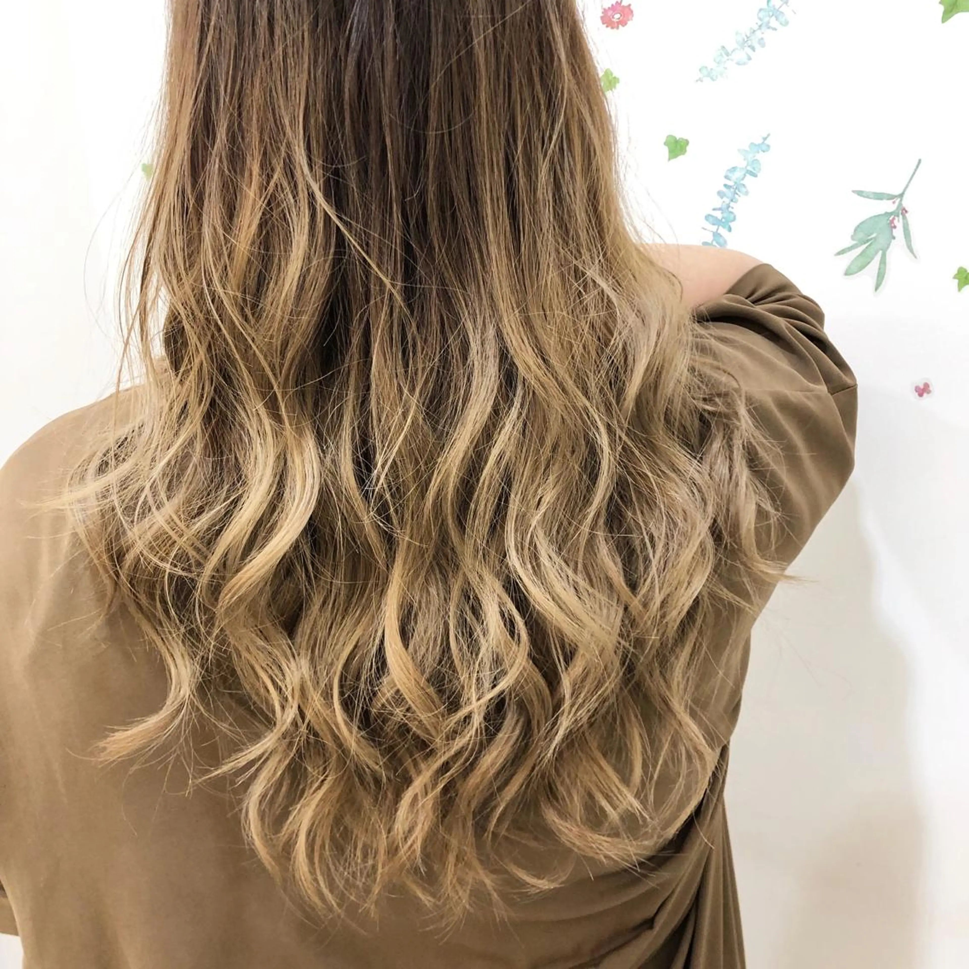 ロング カラー アッシュ バレイヤージュ ブリーチ 透明感カラー グラデーションカラー 三鷹で1番ショート ボブをカットする新谷のヘアスタイル