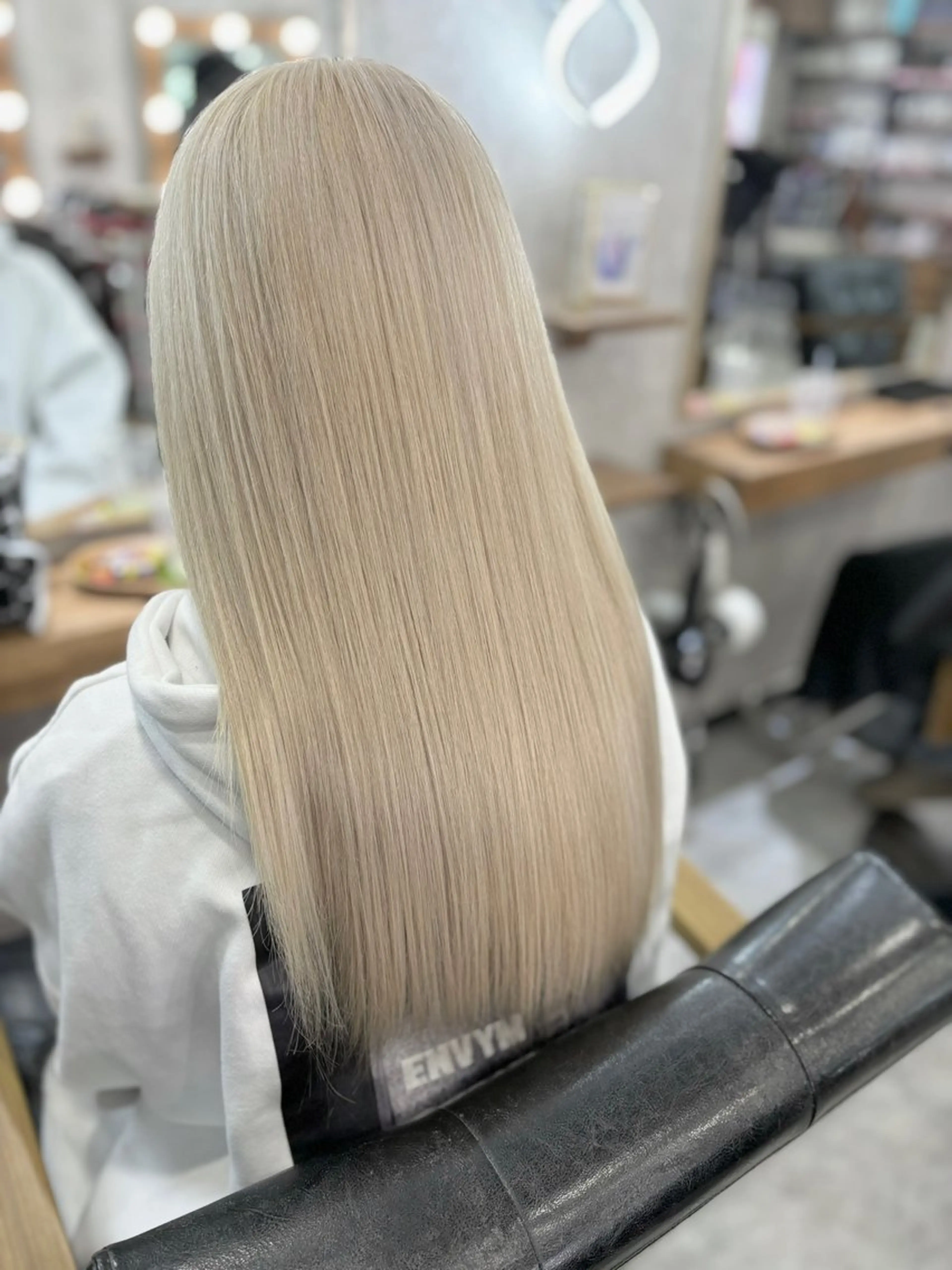 セミロング カラー ブリーチ ヘアカラー 🦋 SHION 🦋のヘアスタイル