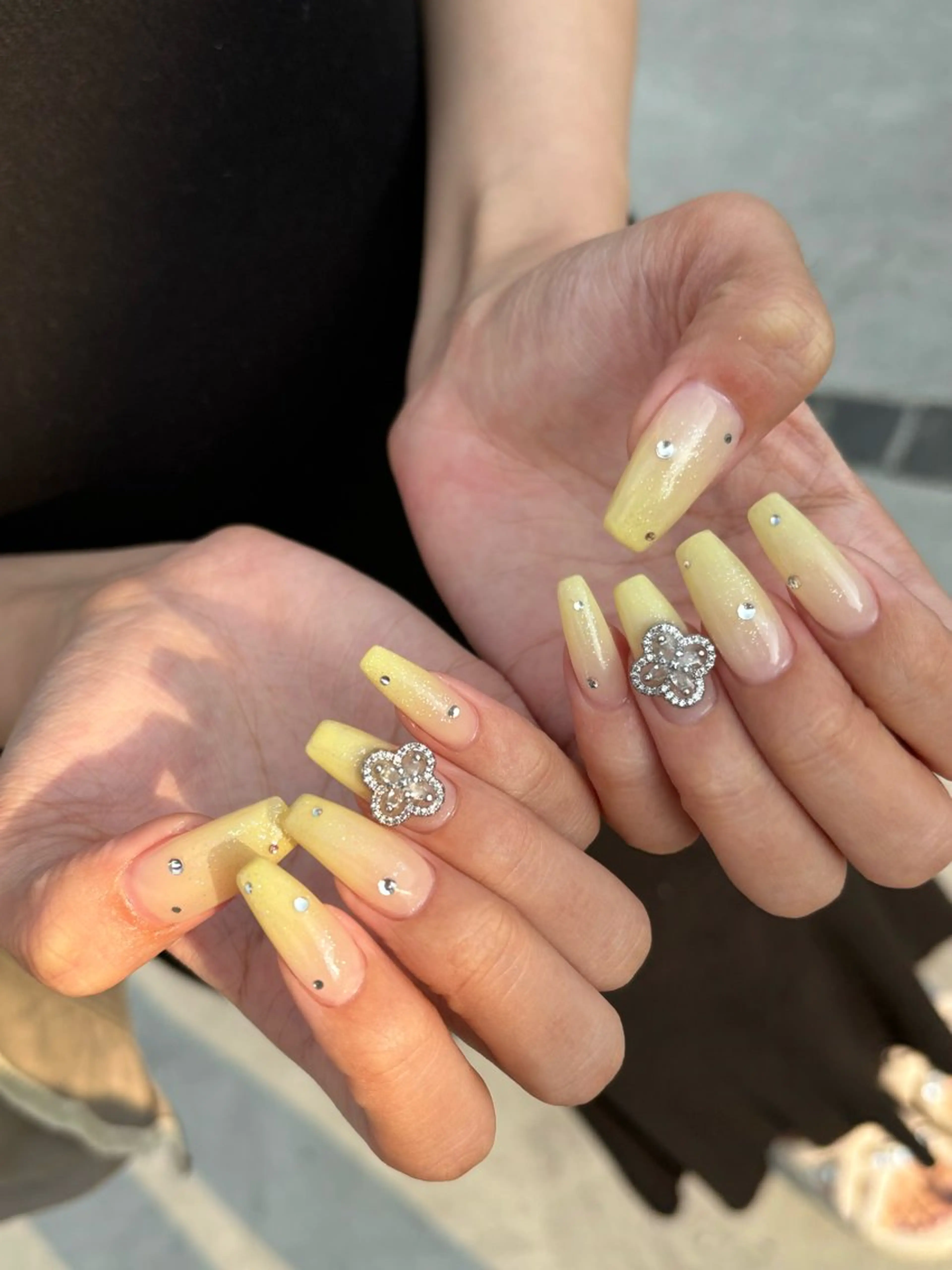 ネイル グラデーション スクエアネイル 黄色 happiness nailのネイルデザイン