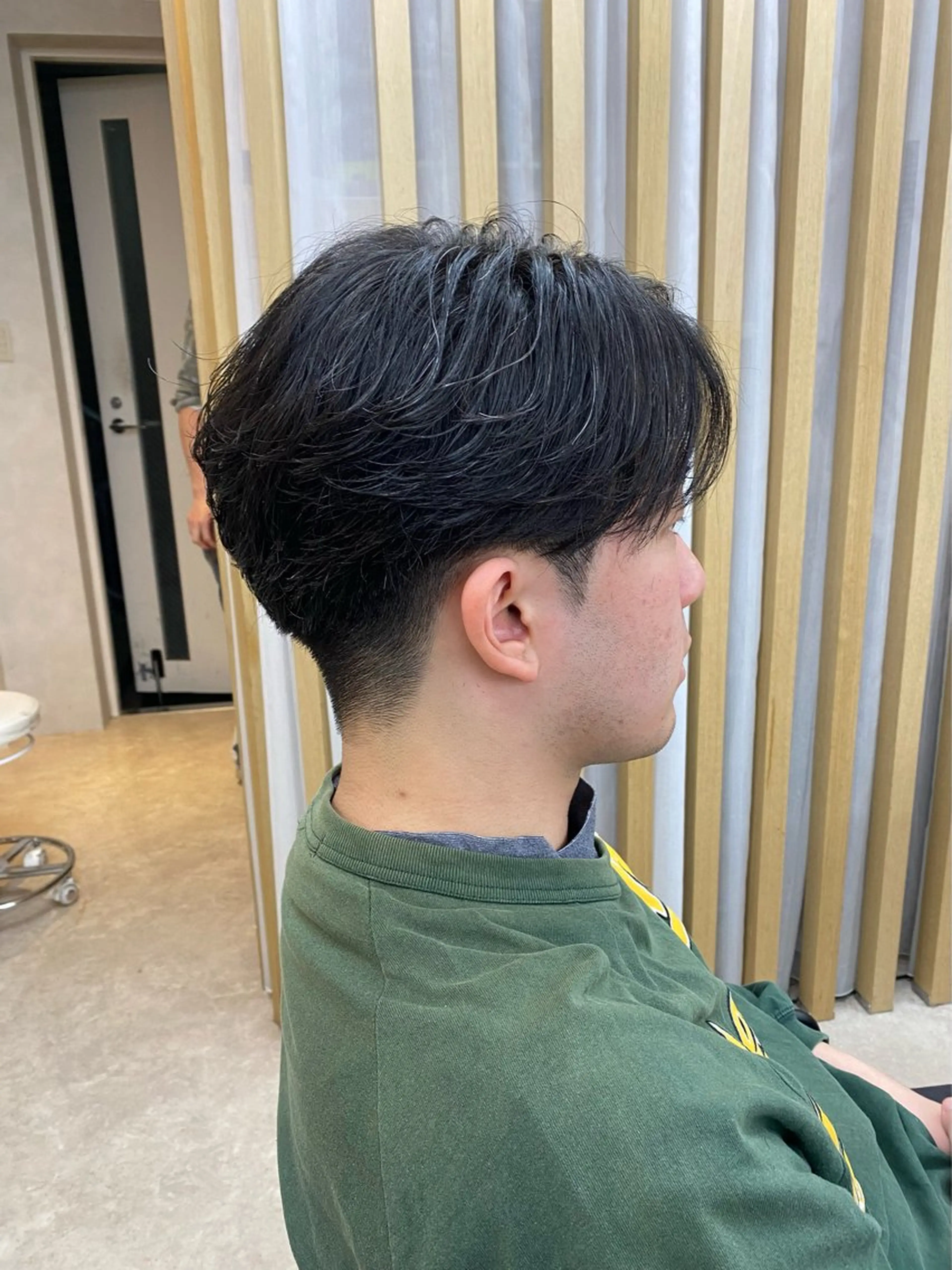 ショート パーマ メンズ メンズブリーチ センターパート フェザーパーマ メンズメッシュ メンズパーマ カット パーマ retouch by fifth銀座店所属・安藤幹人 メンズパーマのヘアスタイル