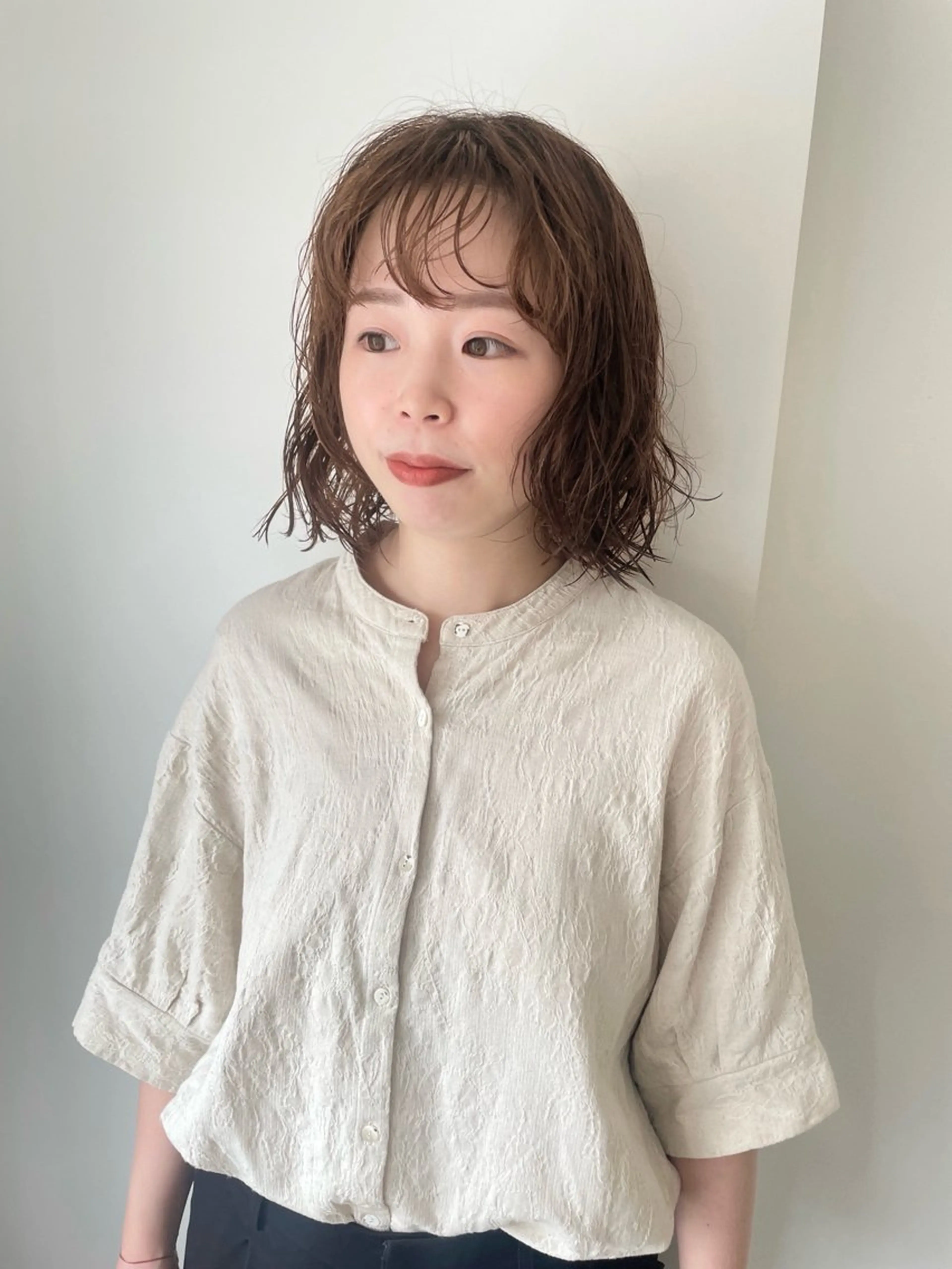 ショート パーマ ボブ ブリーチなし 寒色カラーのヘアスタイル