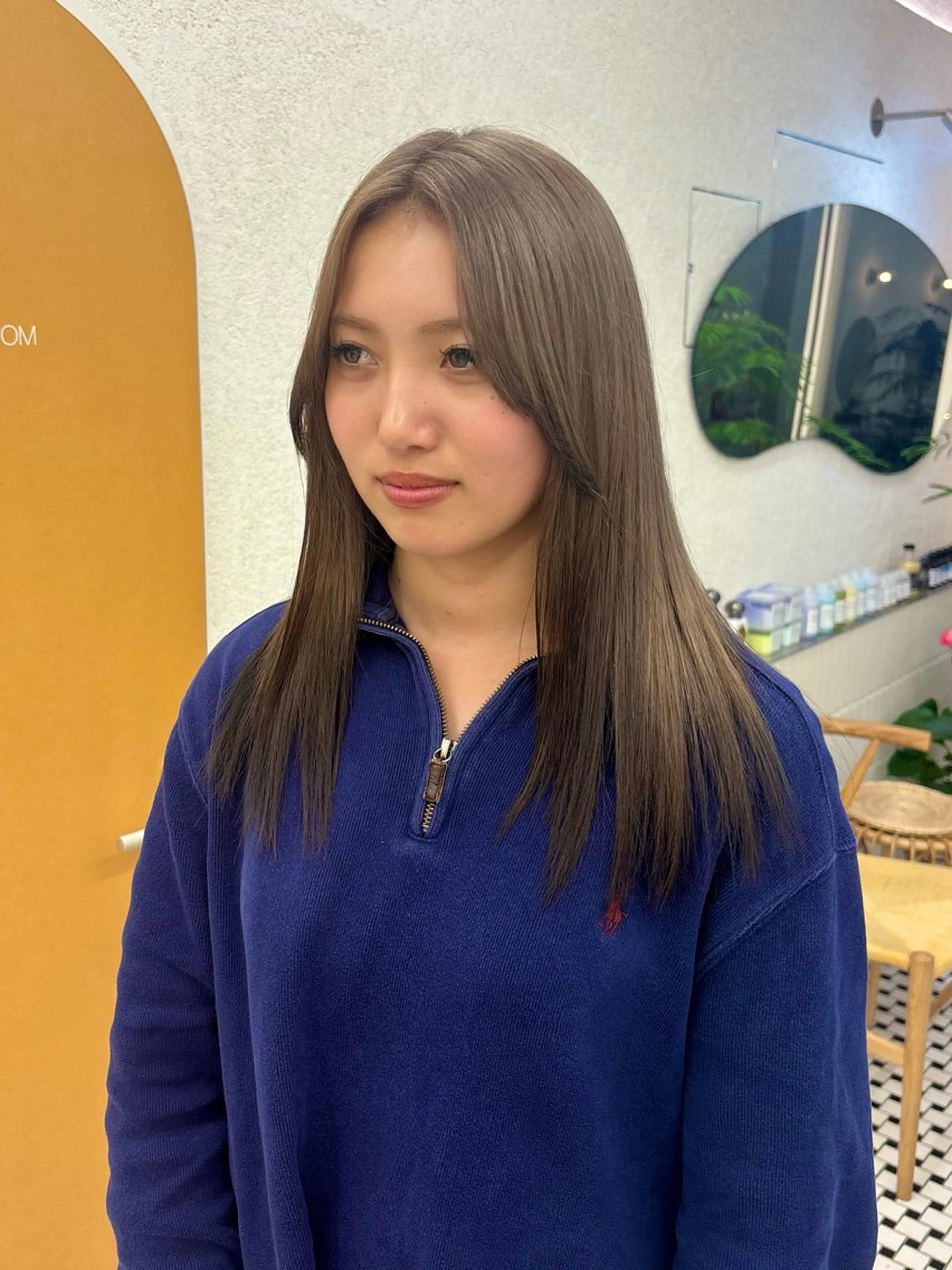 カラー ヘアカラー 🧸ミルクティー／ 顔周りレイヤー/ミクのヘアスタイル