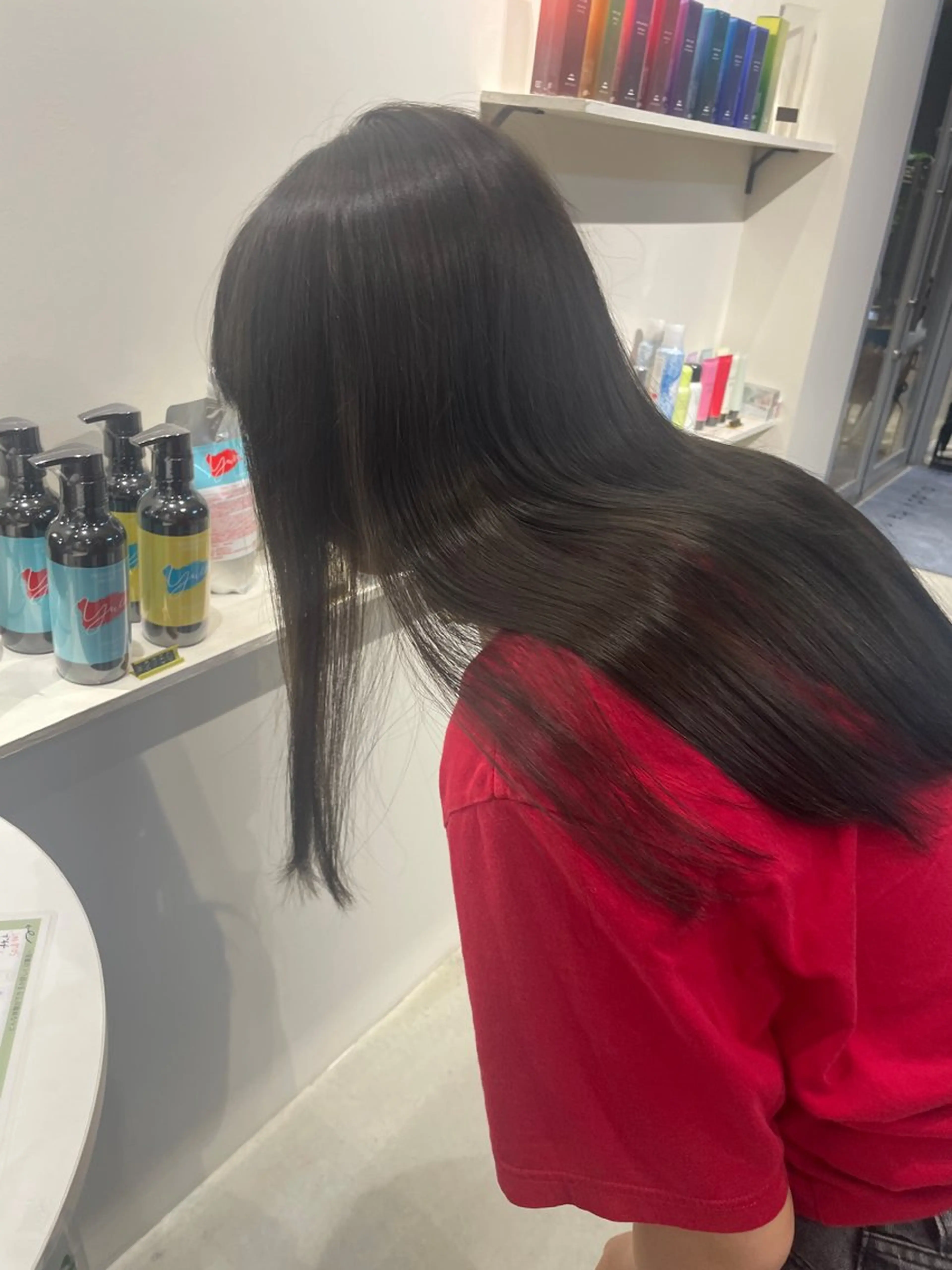 カラー ヨシノ マナウのヘアスタイル