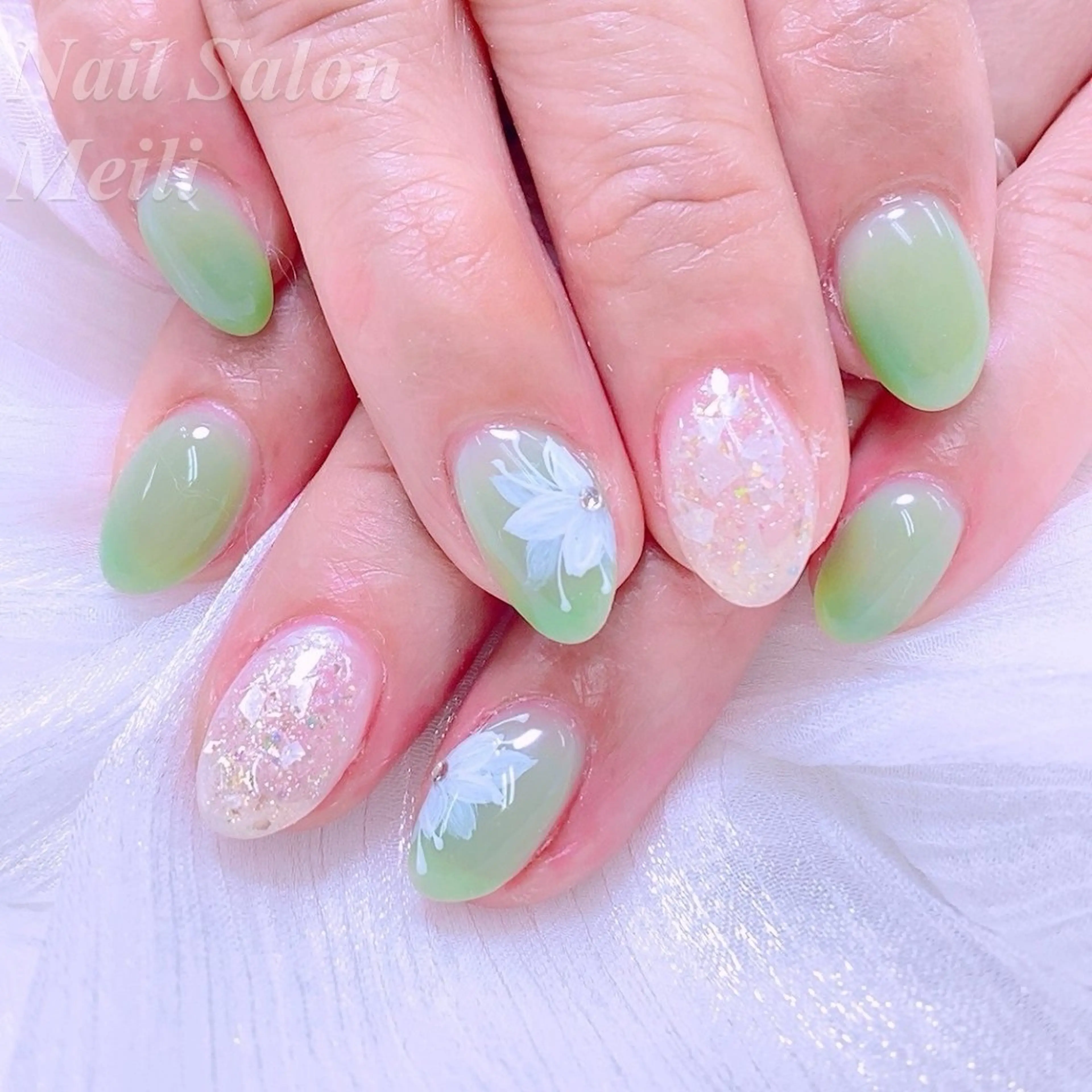 ネイル アートネイル フラワーネイル ジェルネイル グリーン ラメ(グリッター) ハンドネイル ネイルサロン メイリーのネイルデザイン