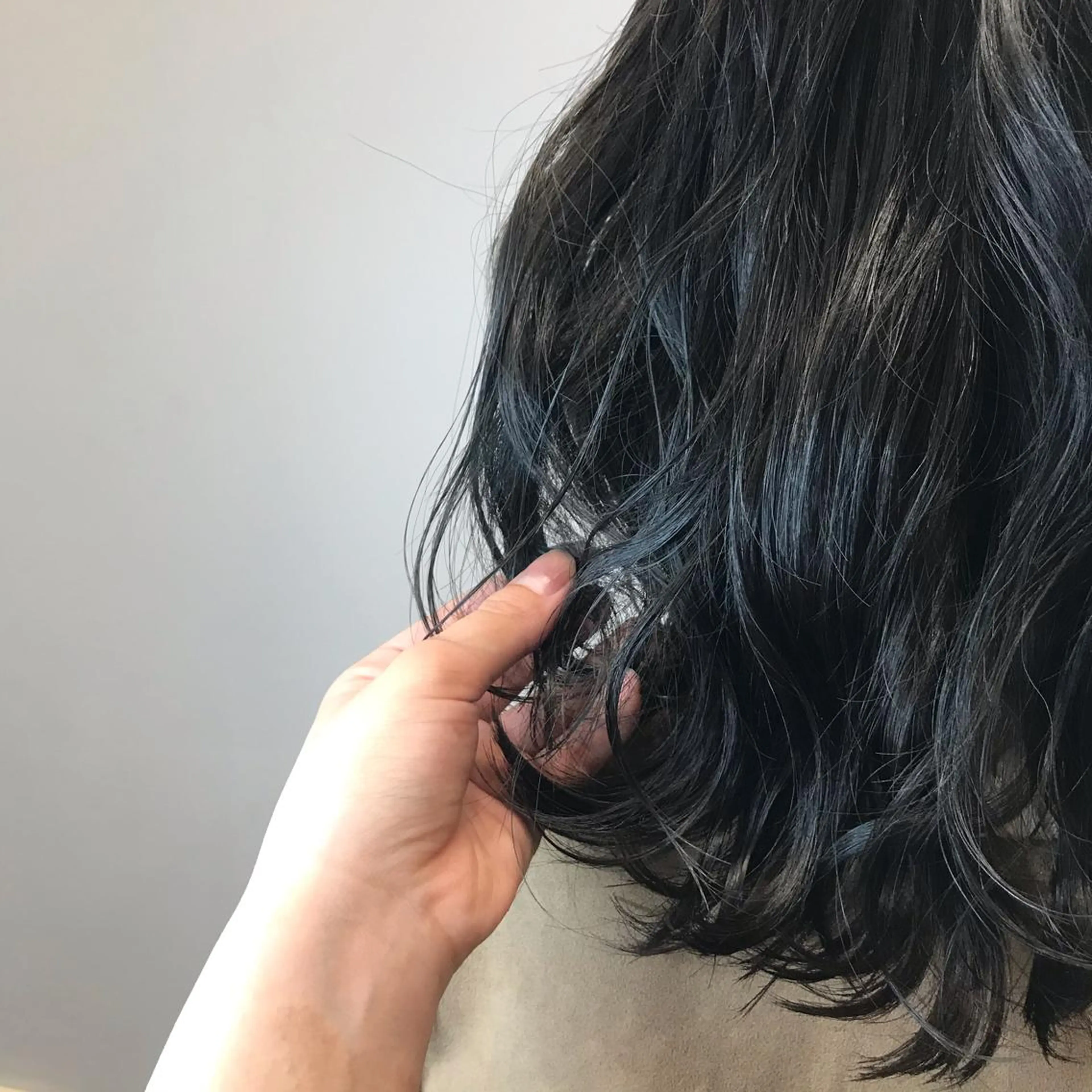 ミディアム アッシュ アッシュグレー 壁谷  加保理のヘアスタイル