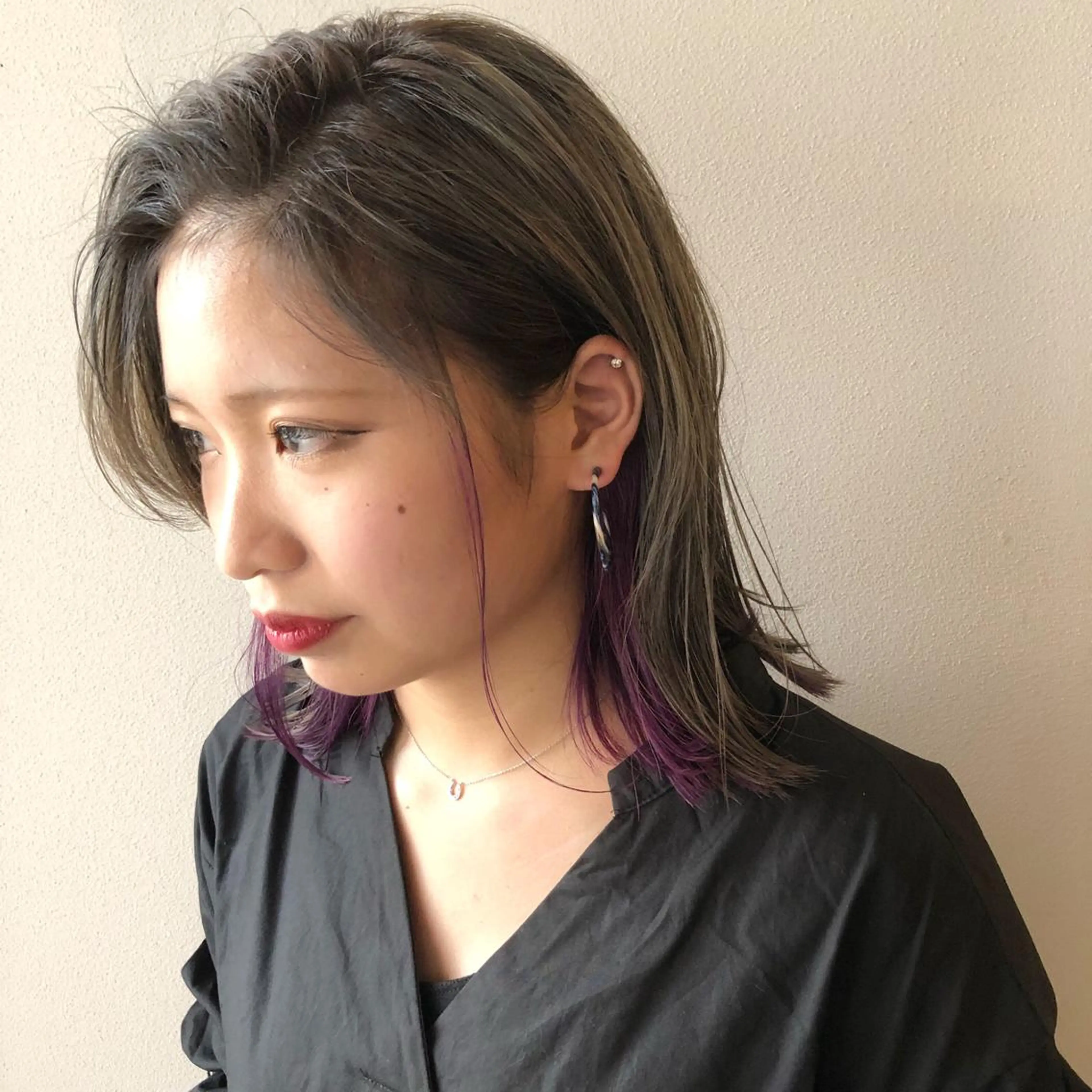 ミディアム カラー ヘアアレンジ グレージュ インナーカラー パープルカラー 江藤 星史のヘアスタイル