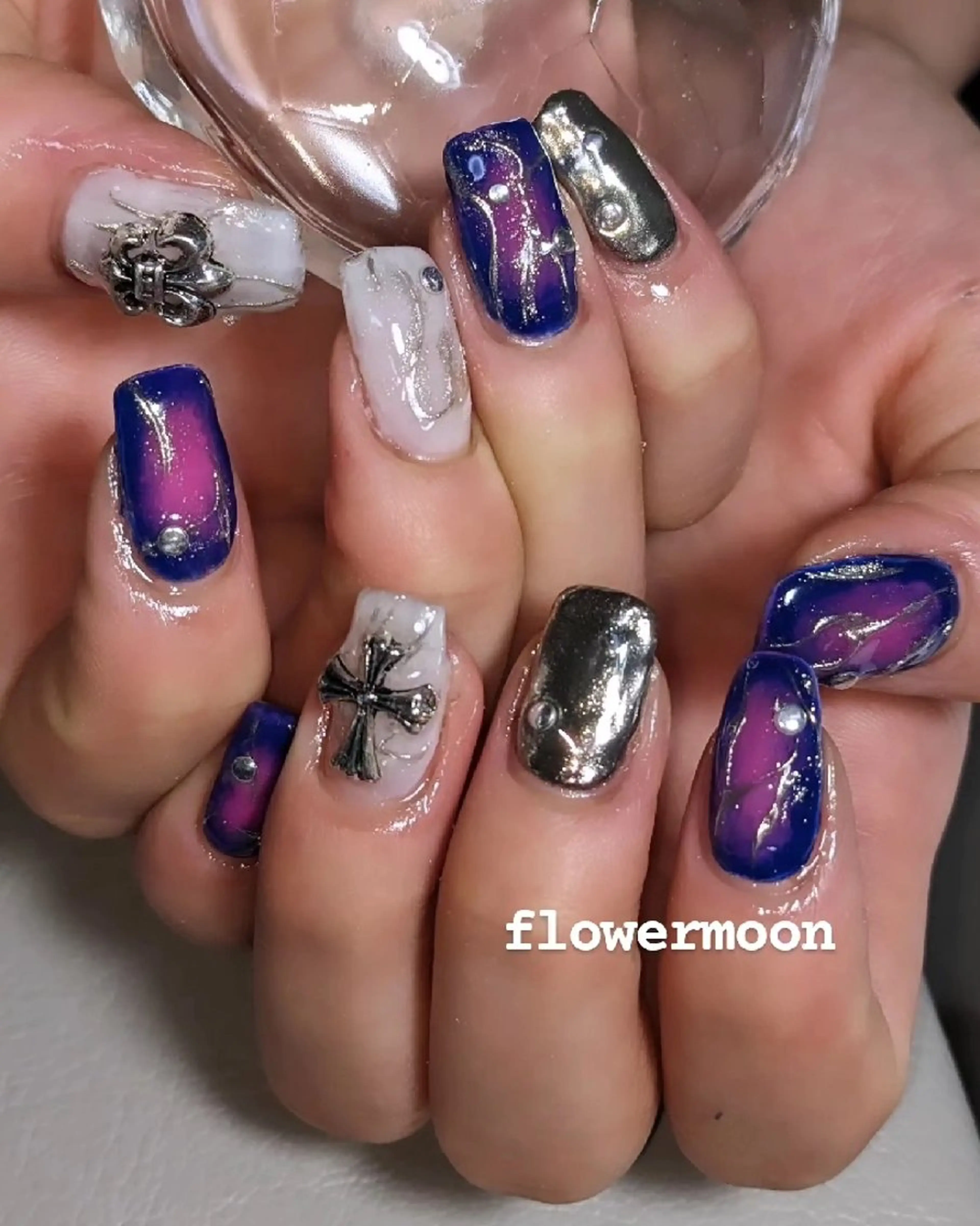 ネイル チークネイル ミラーネイル フラワー ムーンのネイルデザイン