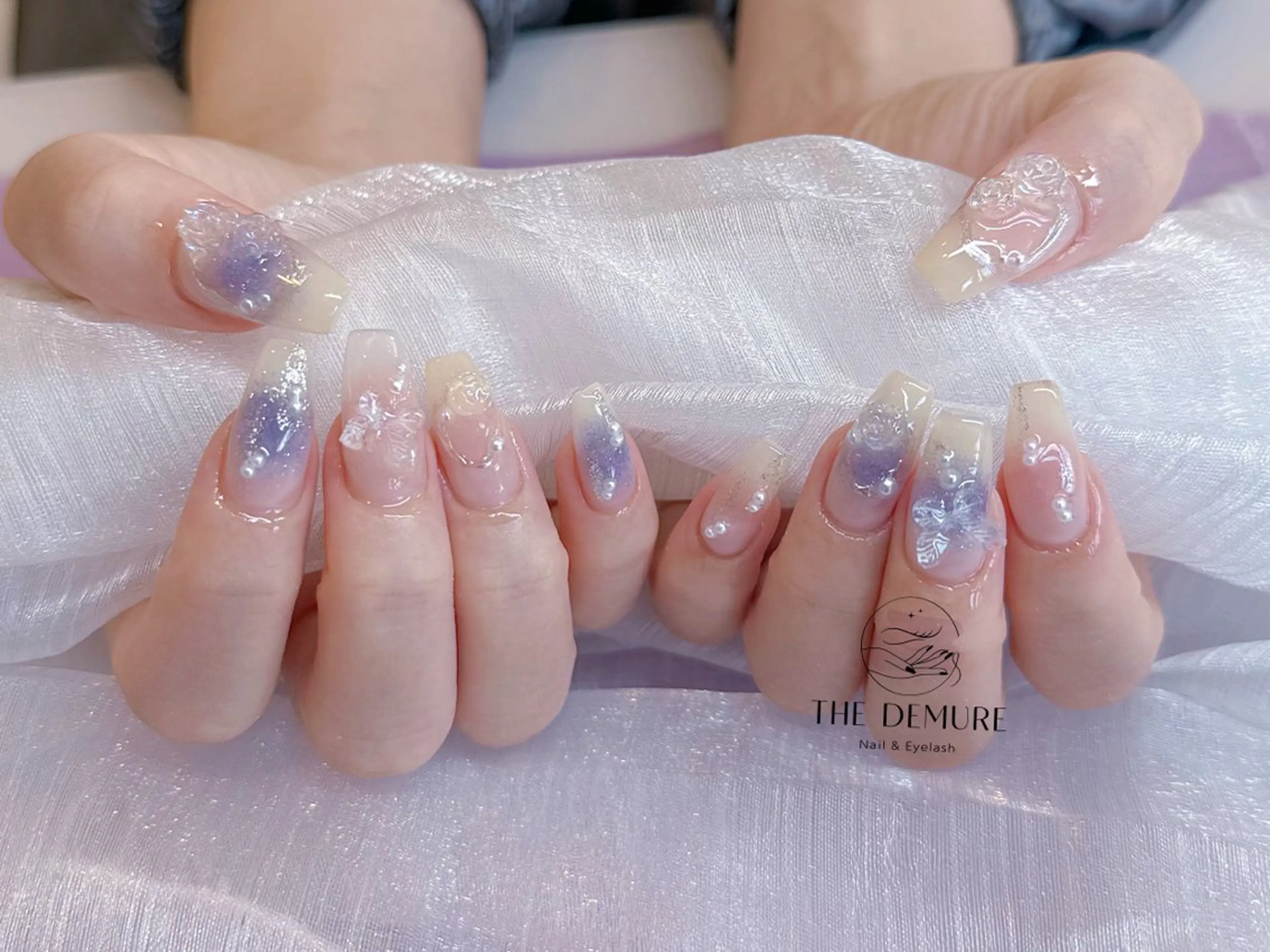 ネイル アートネイル キラキラネイル 韓国ネイル 水色 ロングネイル ハンドネイル ハンドケア NailDemure 【銀座店】のネイルデザイン