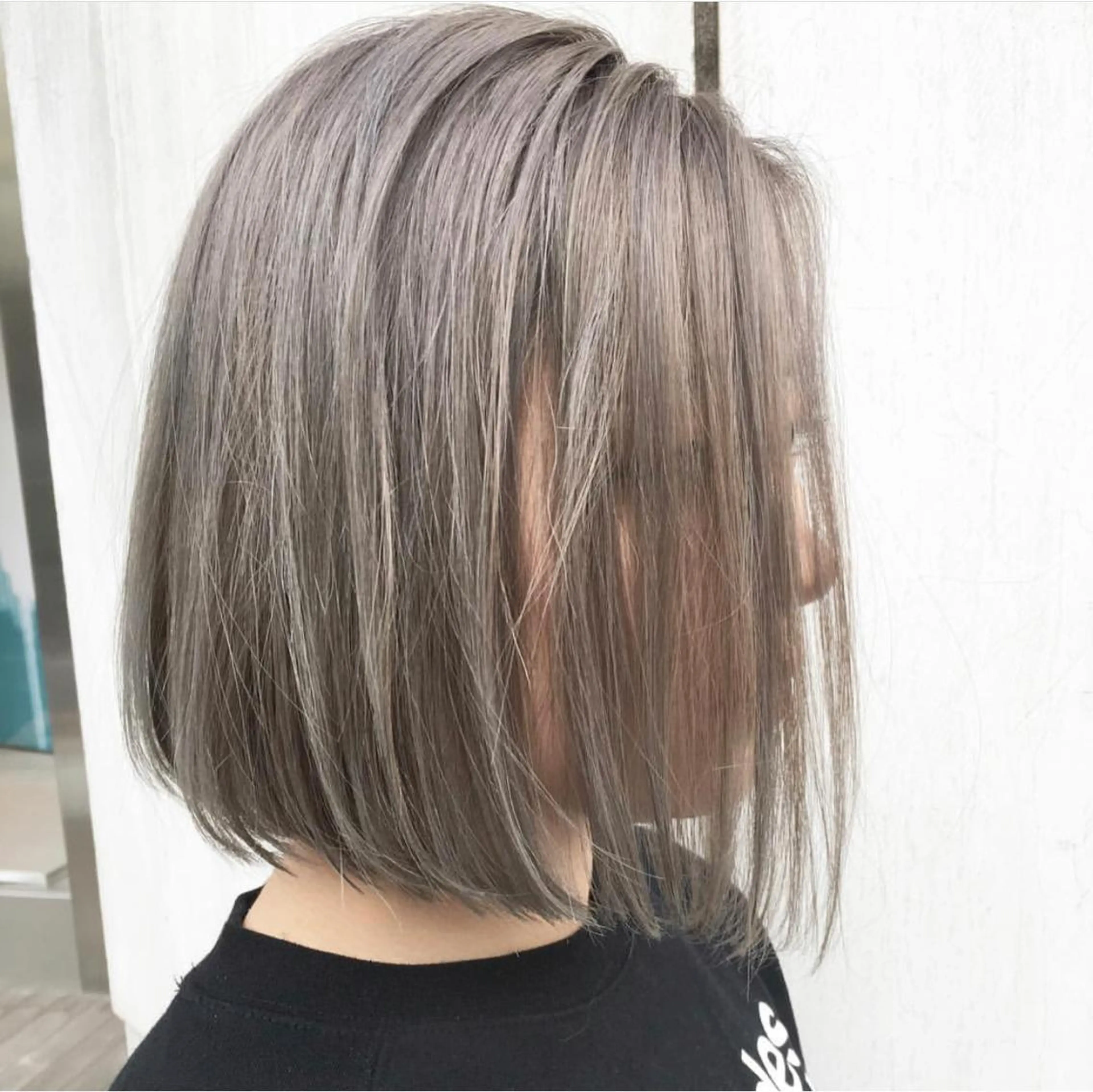 ショート カラー ヘアアレンジ 前下がりボブ アッシュ ブリーチ 透明感カラー ミルクティーアッシュ ヘアカラー ブリーチ＆カラーが 得意☀️望月宣雄☀️のヘアスタイル
