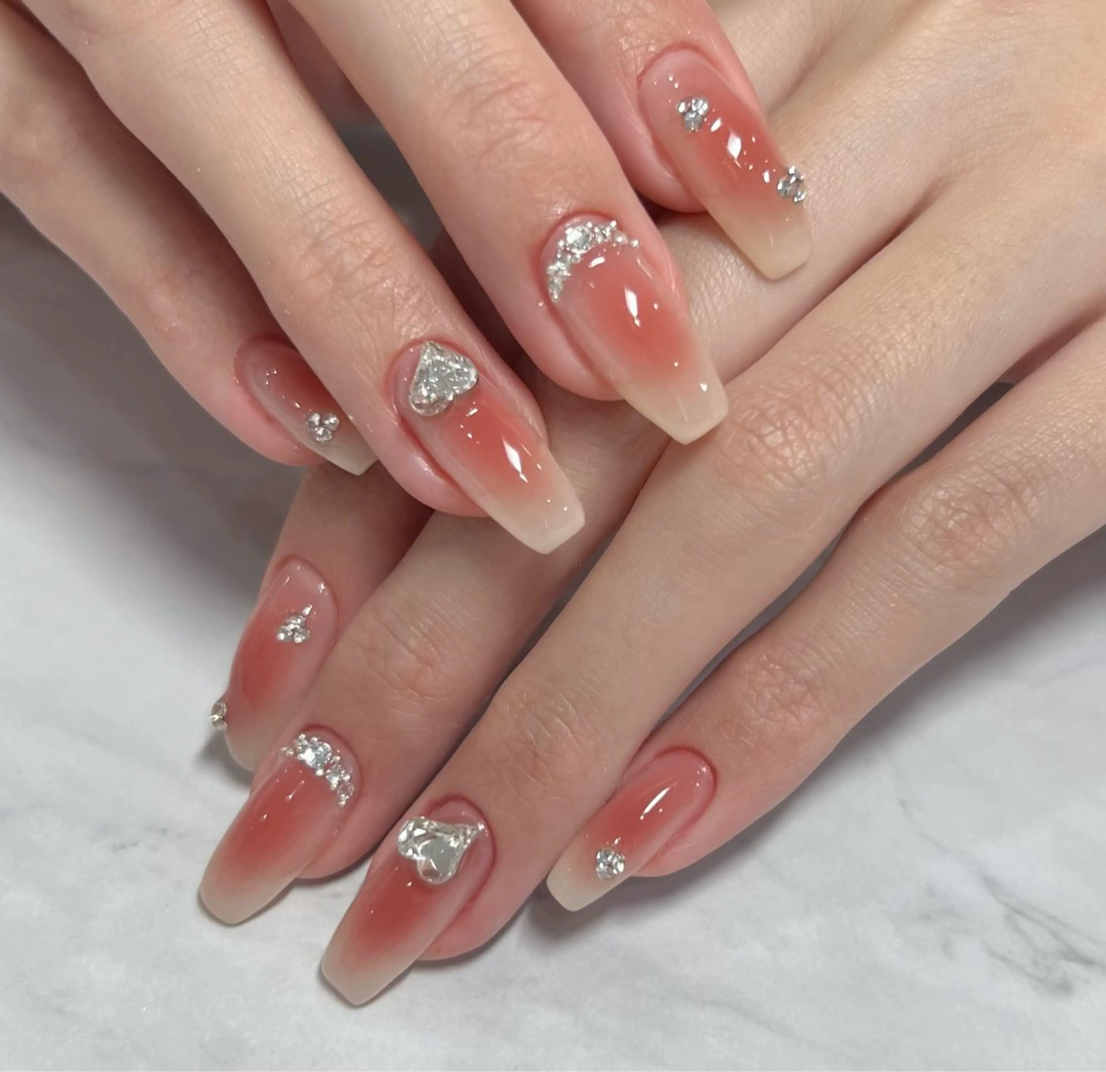 ネイル チークネイル ワンホンネイル nailsalon ChuColaのネイルデザイン