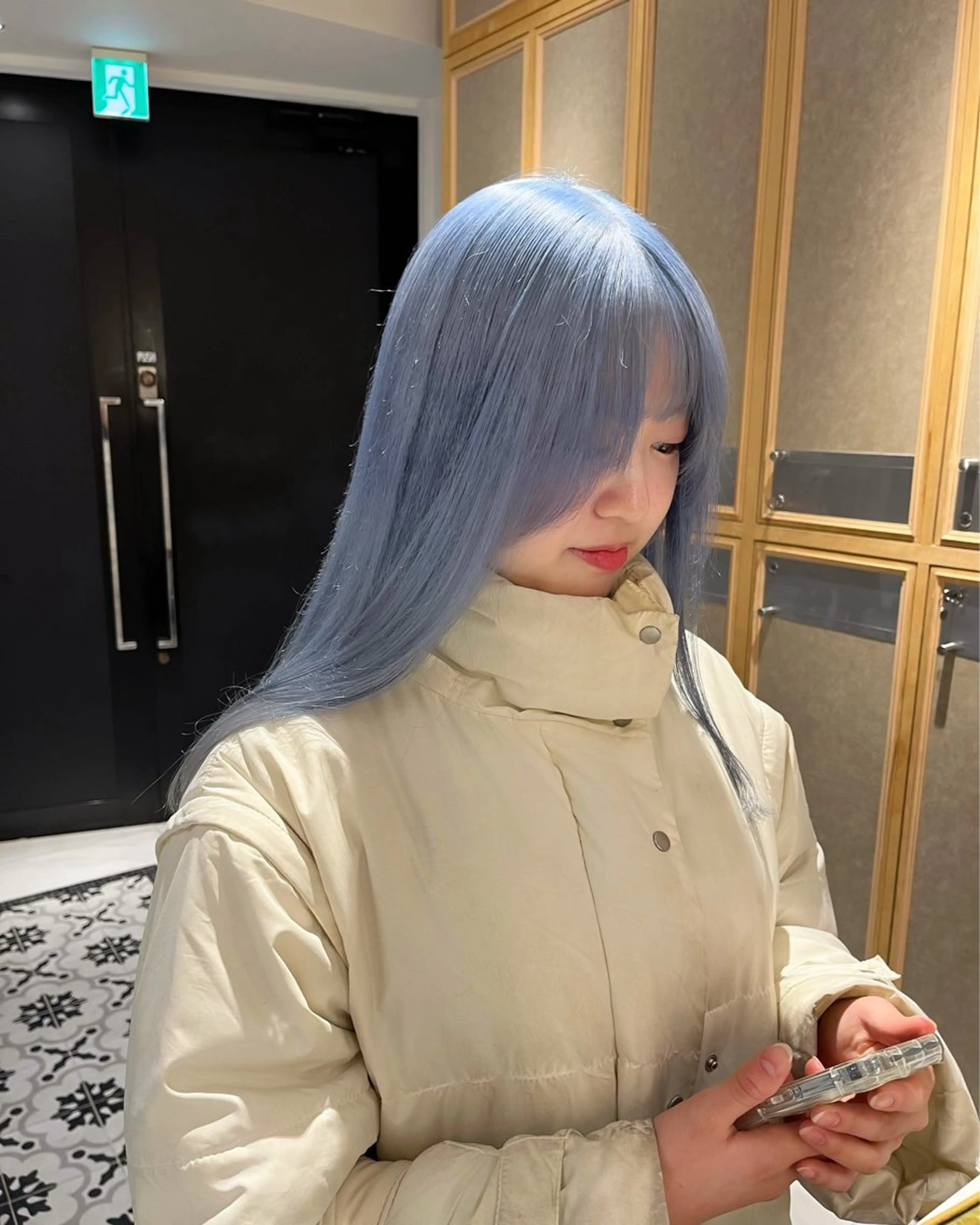 セミロング ヘアカラー トリートメント 淡いハイトーンカラー レイヤーカットゆうかのヘアスタイル