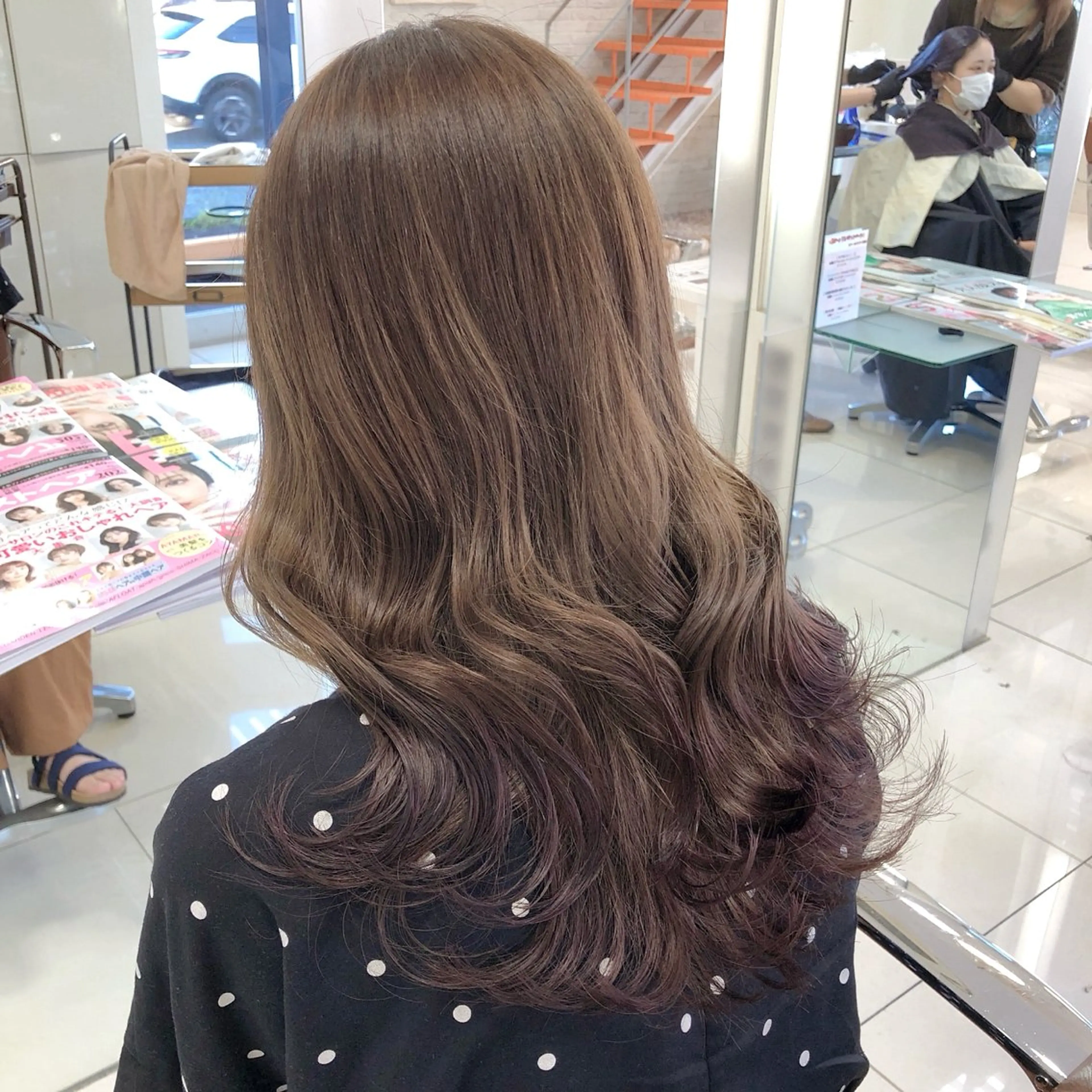 ロング カラー ブリーチ ラベンダーカラー ブリーチなしカラー 岩戸優奈 束感まつげ ピンク/ベージュのヘアスタイル