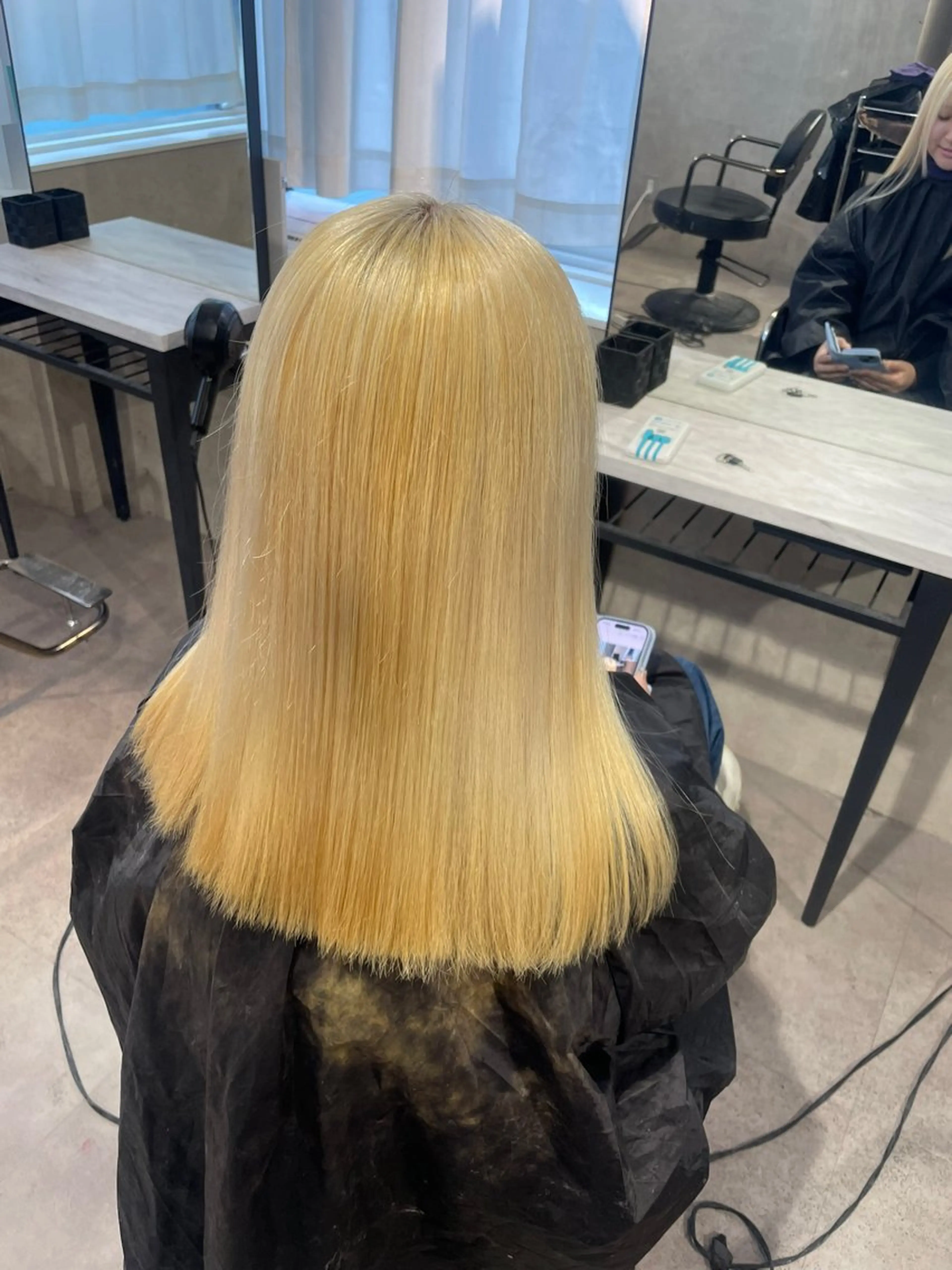 セミロング カラー 抜きっぱなしブロンド 🇰🇷ハイトーン× 韓国レイヤー레이어드のヘアスタイル