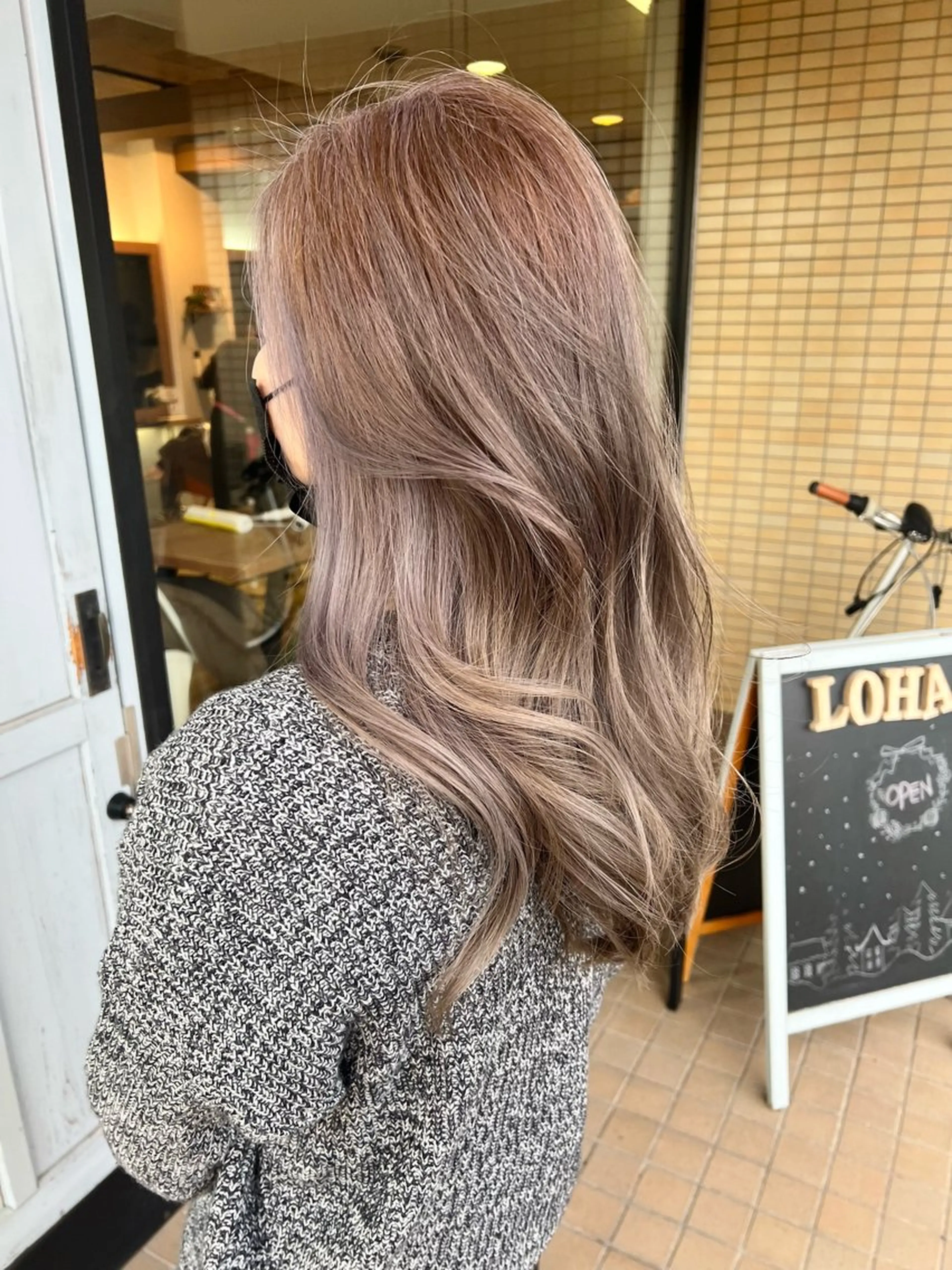 ロング カラー ベージュカラー ブリーチ イヤリングカラー ラベンダーカラー ラベンダーベージュ ヘアカラー トリートメント ツキダテ ユイのヘアスタイル