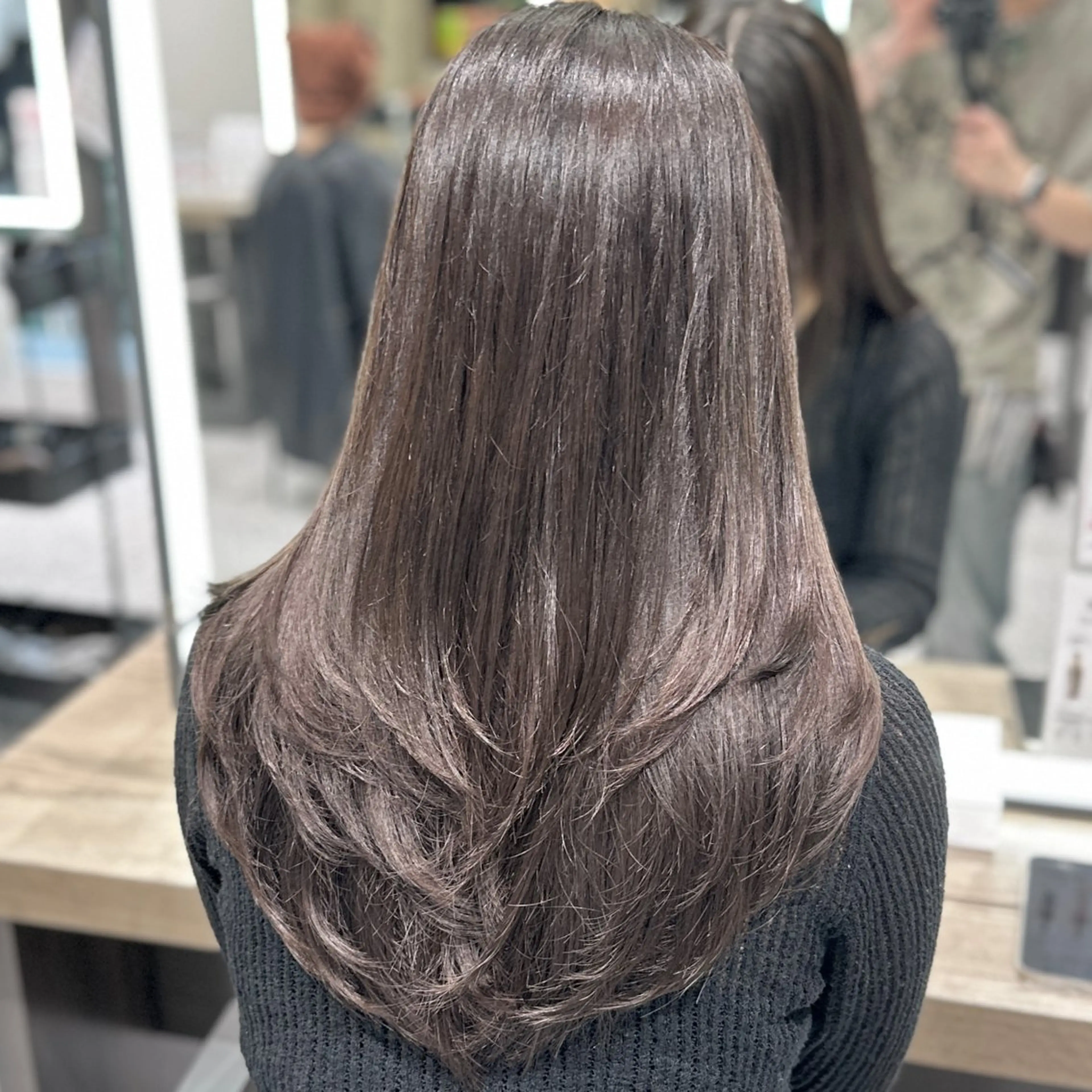 ロング カラー 透明感カラー グレージュ レイヤーカット レイヤー/グレージュ メンズパーマのヘアスタイル