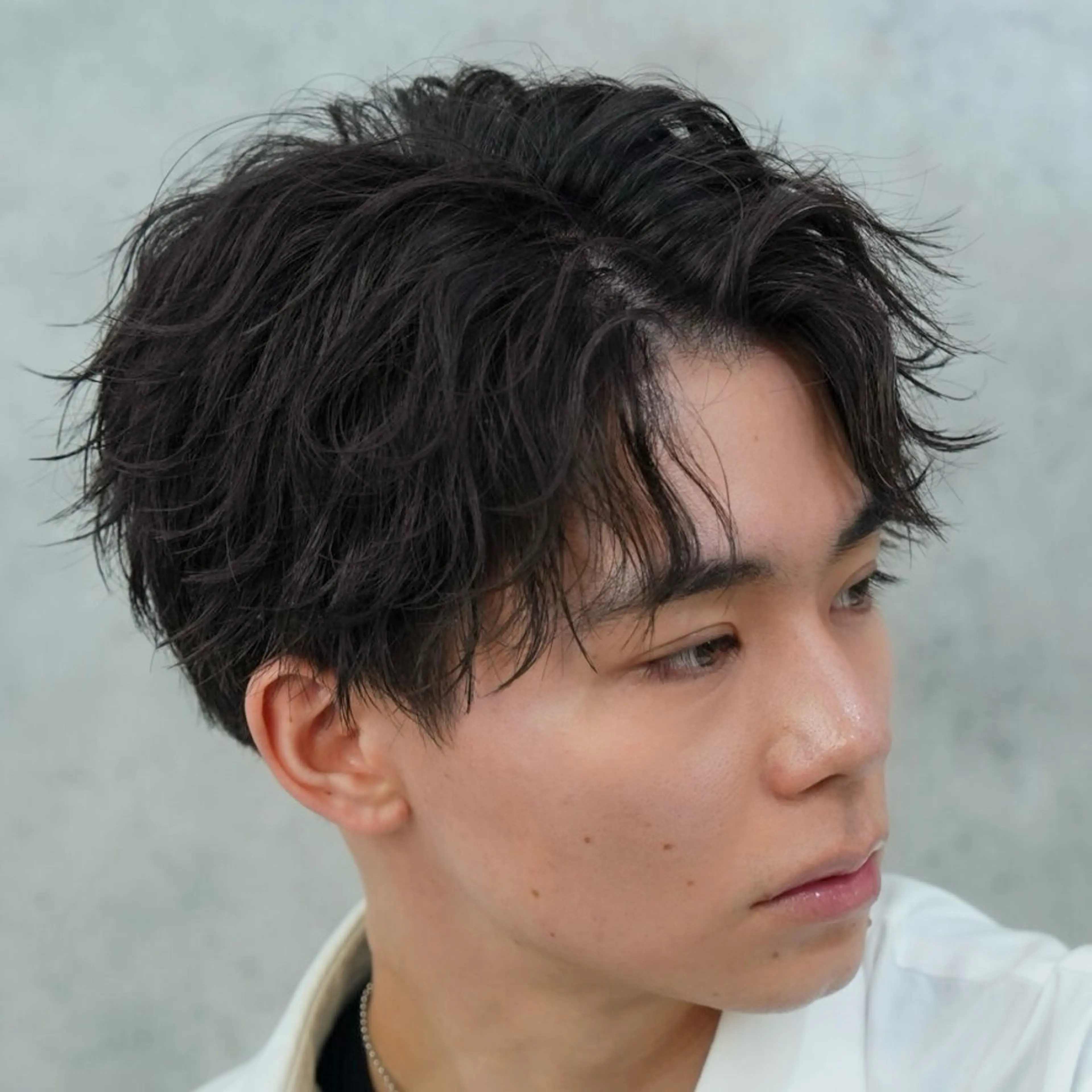 ミディアム パーマ メンズ カット パーマ YUTA短髪特化 フェザーパーマのヘアスタイル
