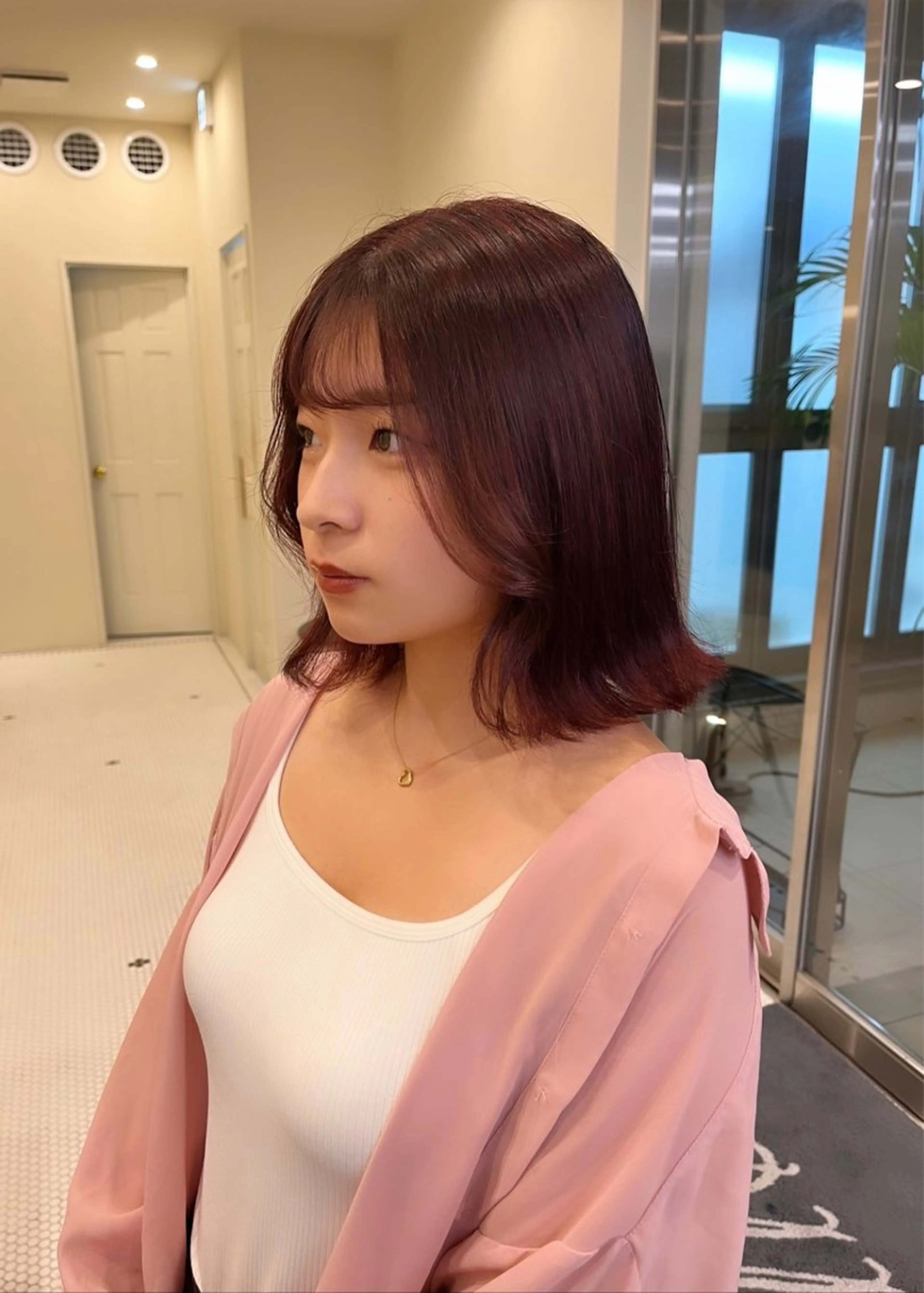 ミディアム カラー レッドカラー りく　レイヤーカット ケアブリーチのヘアスタイル