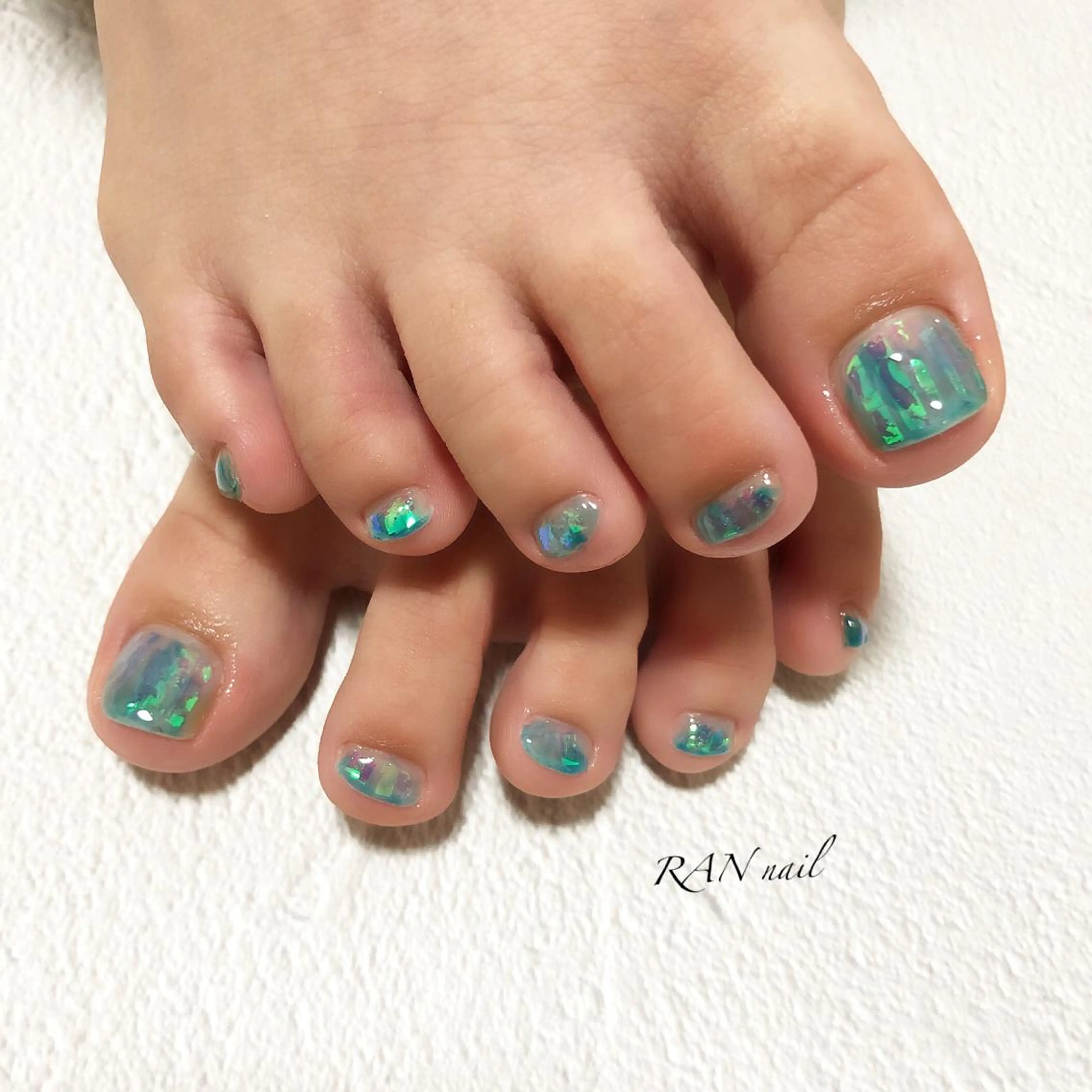 ネイル オーロラネイル ブルー フットネイル 氷ネイル・うるうるネイル ラメ(グリッター) ハンドネイル フットネイル RAN nailのネイルデザイン