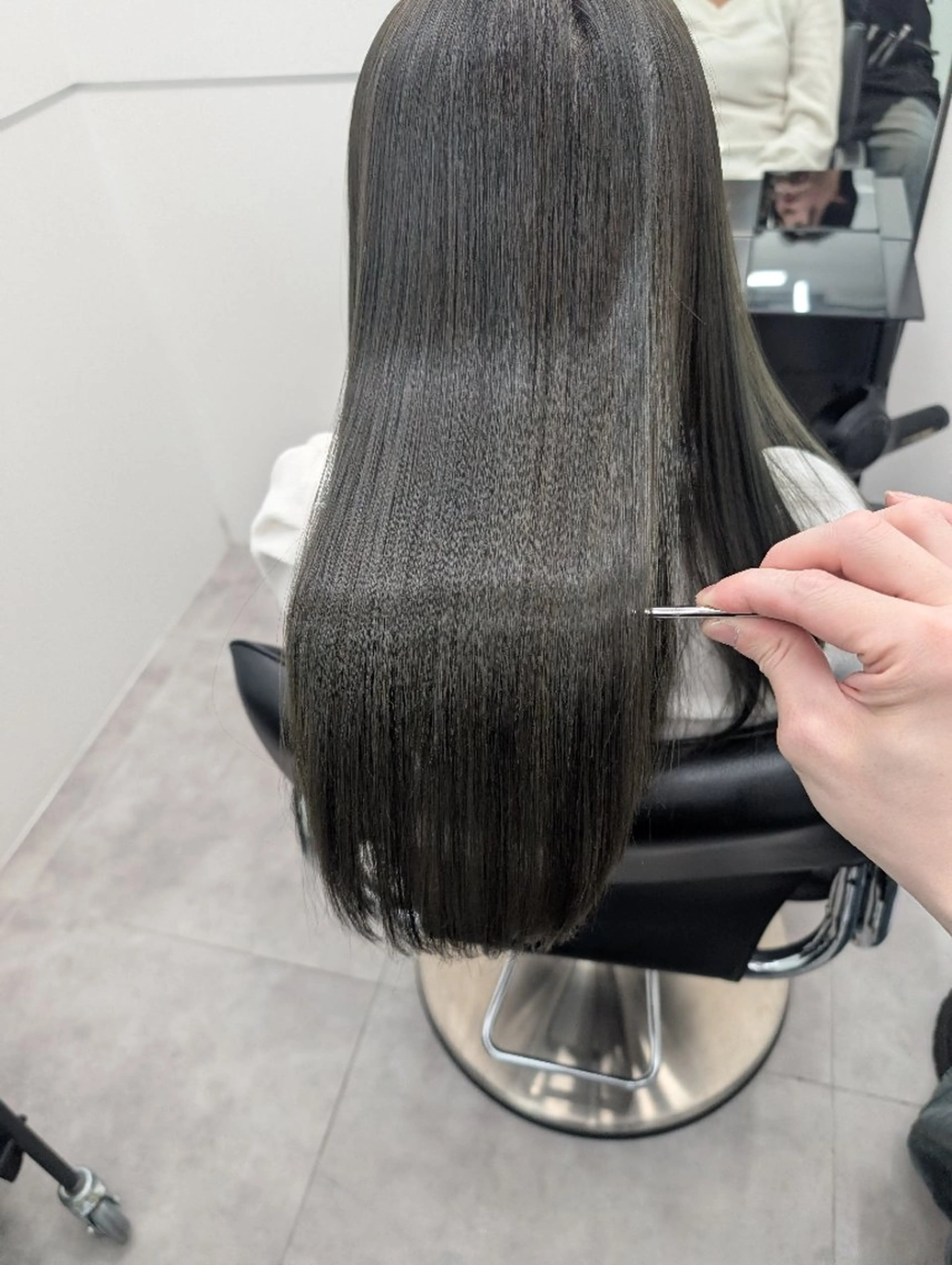 ロング 艶髪／オリーブ系／ 肌が綺麗に見えるお色のヘアスタイル