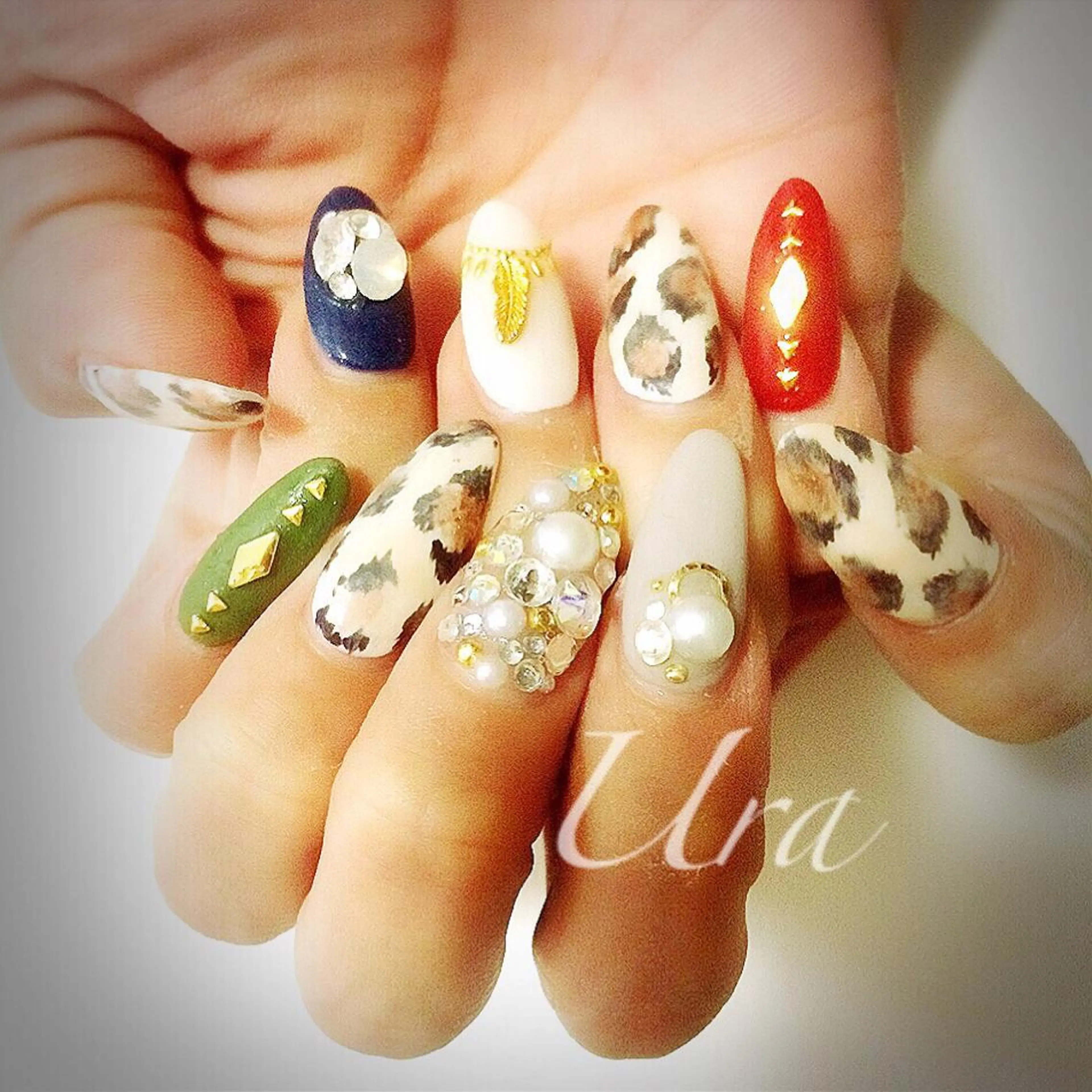 ネイル アニマル柄 ストーンネイル UrakoNail 《nail》のネイルデザイン