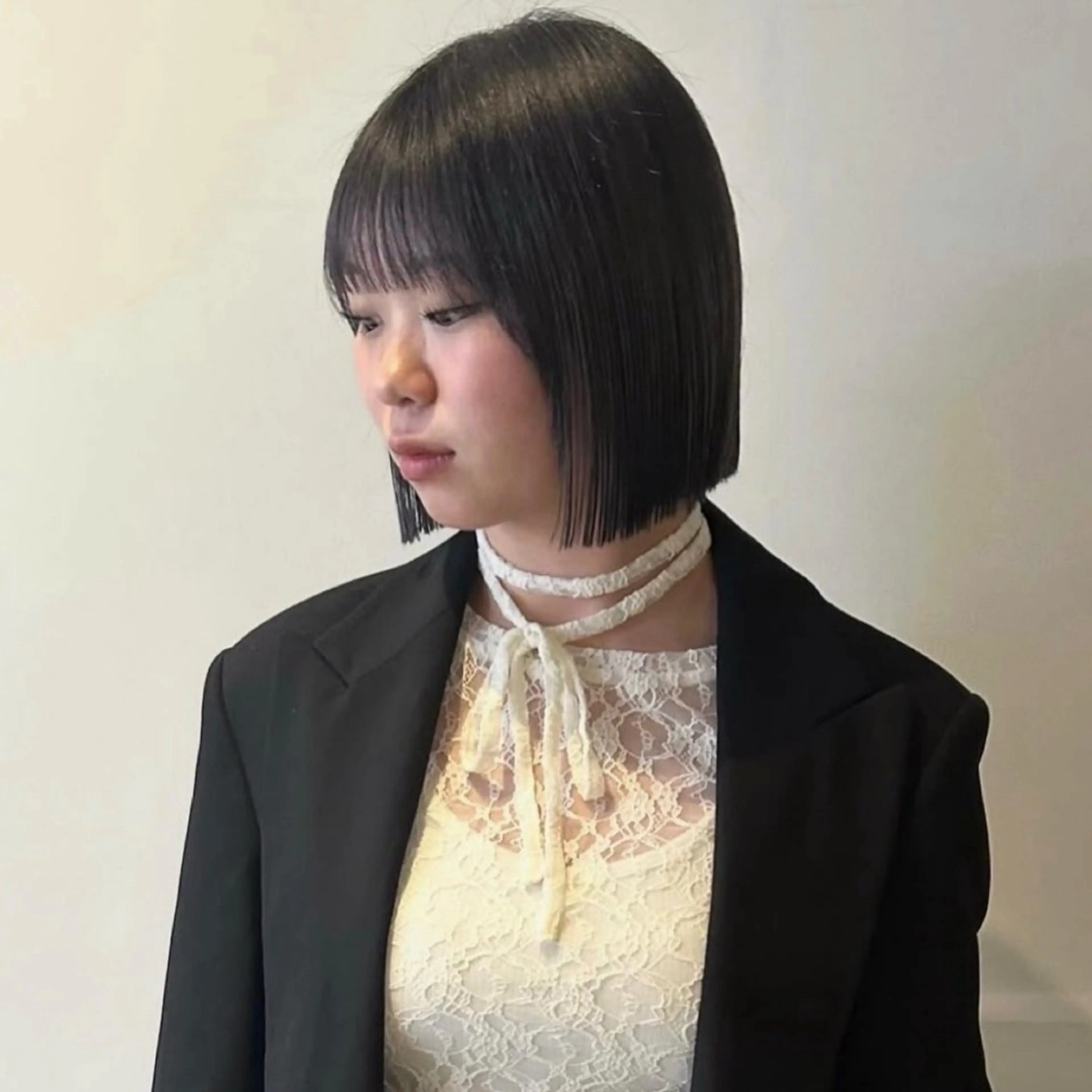 ミディアム カラー 黒髪 透明感カラー ボブ 顔まわりレイヤー 顔周りカット nonoka オリーブ/レイヤーのヘアスタイル