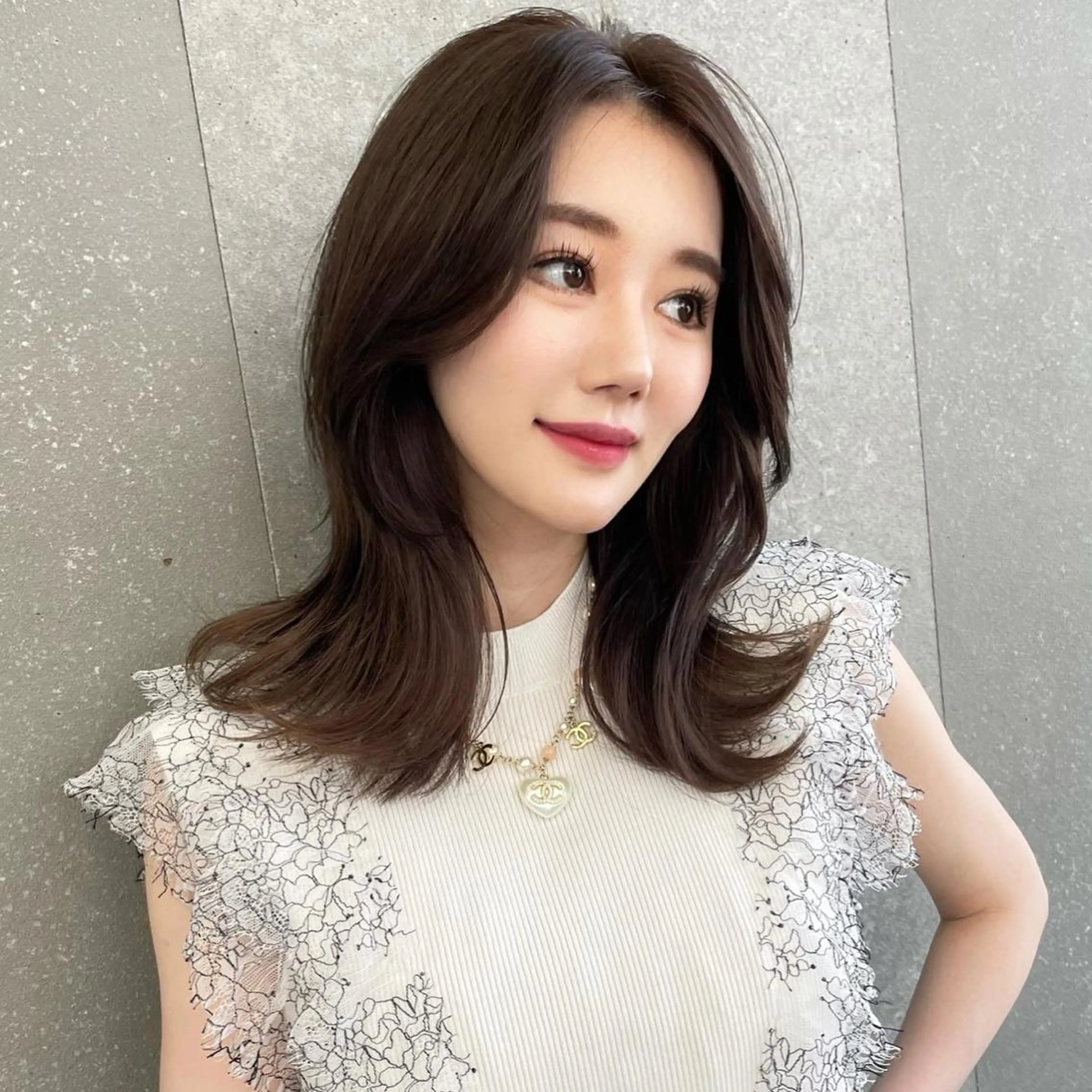 ミディアム カット ヘアカラー トリートメント 山本翔一郎 韓国顔周りレイヤーのヘアスタイル