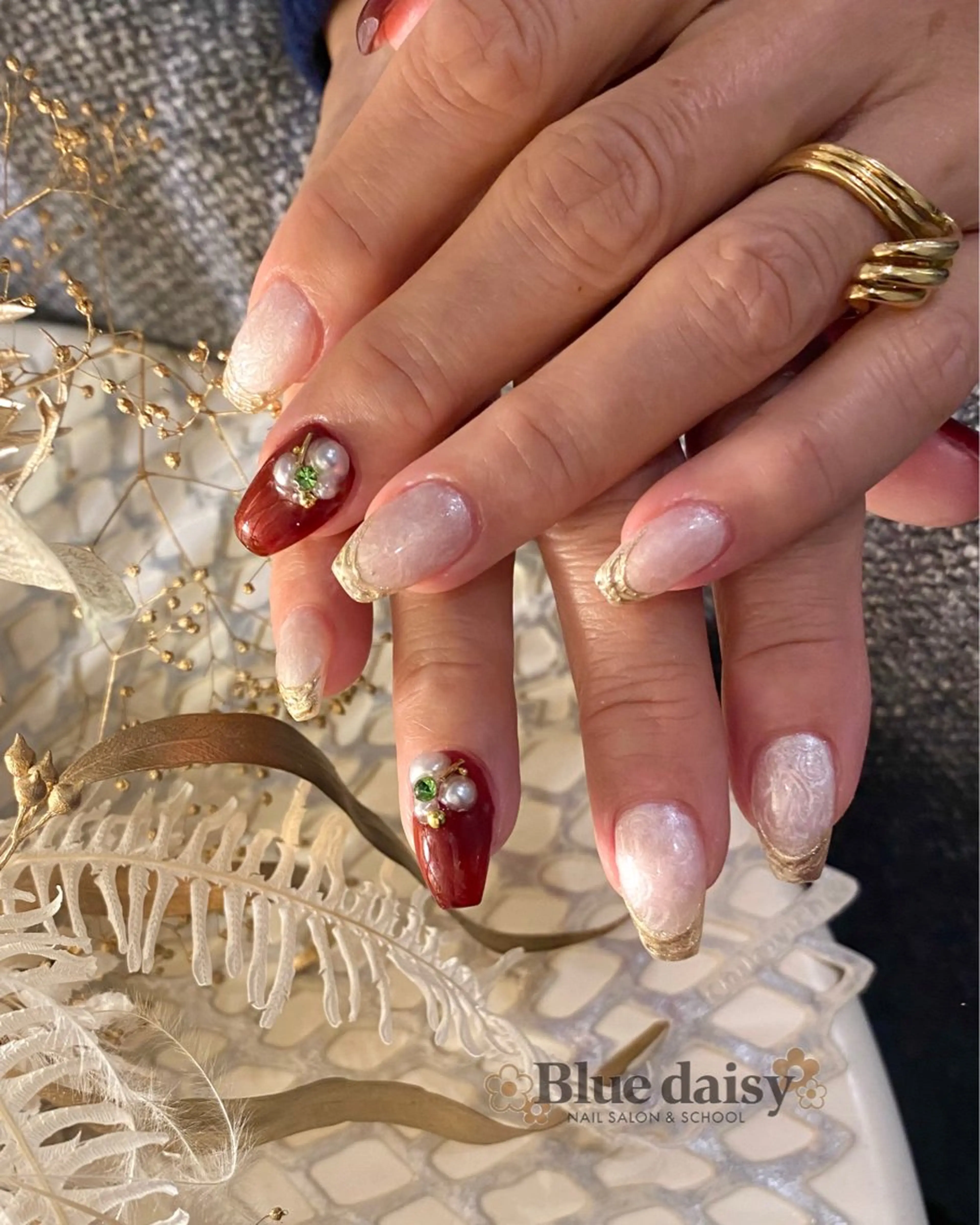 ネイル 冬ネイル クリスマス ハンドネイル Blue daisy 栄本店のネイルデザイン