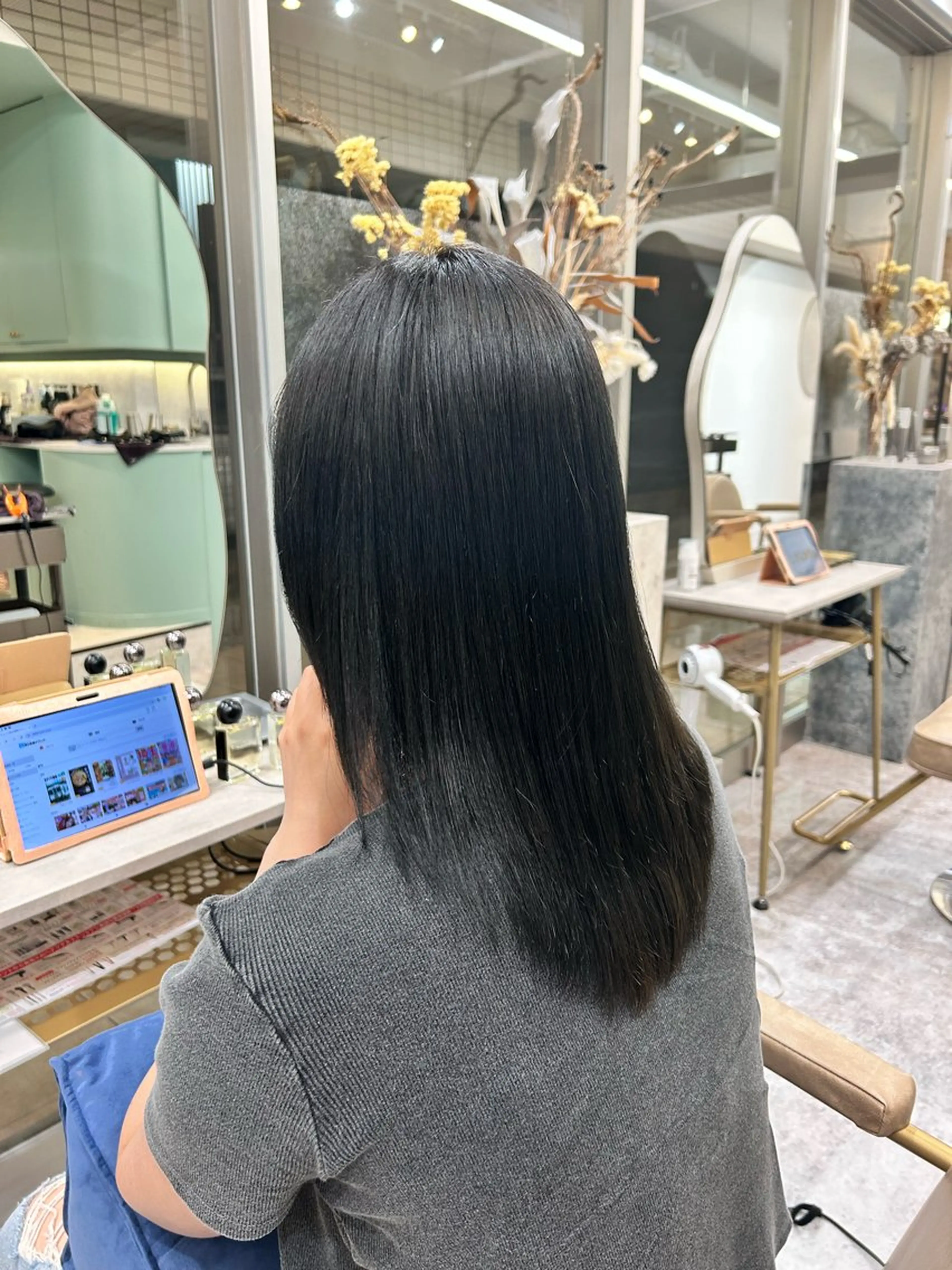 セミロング ヘアカラー LOA Ririのヘアスタイル