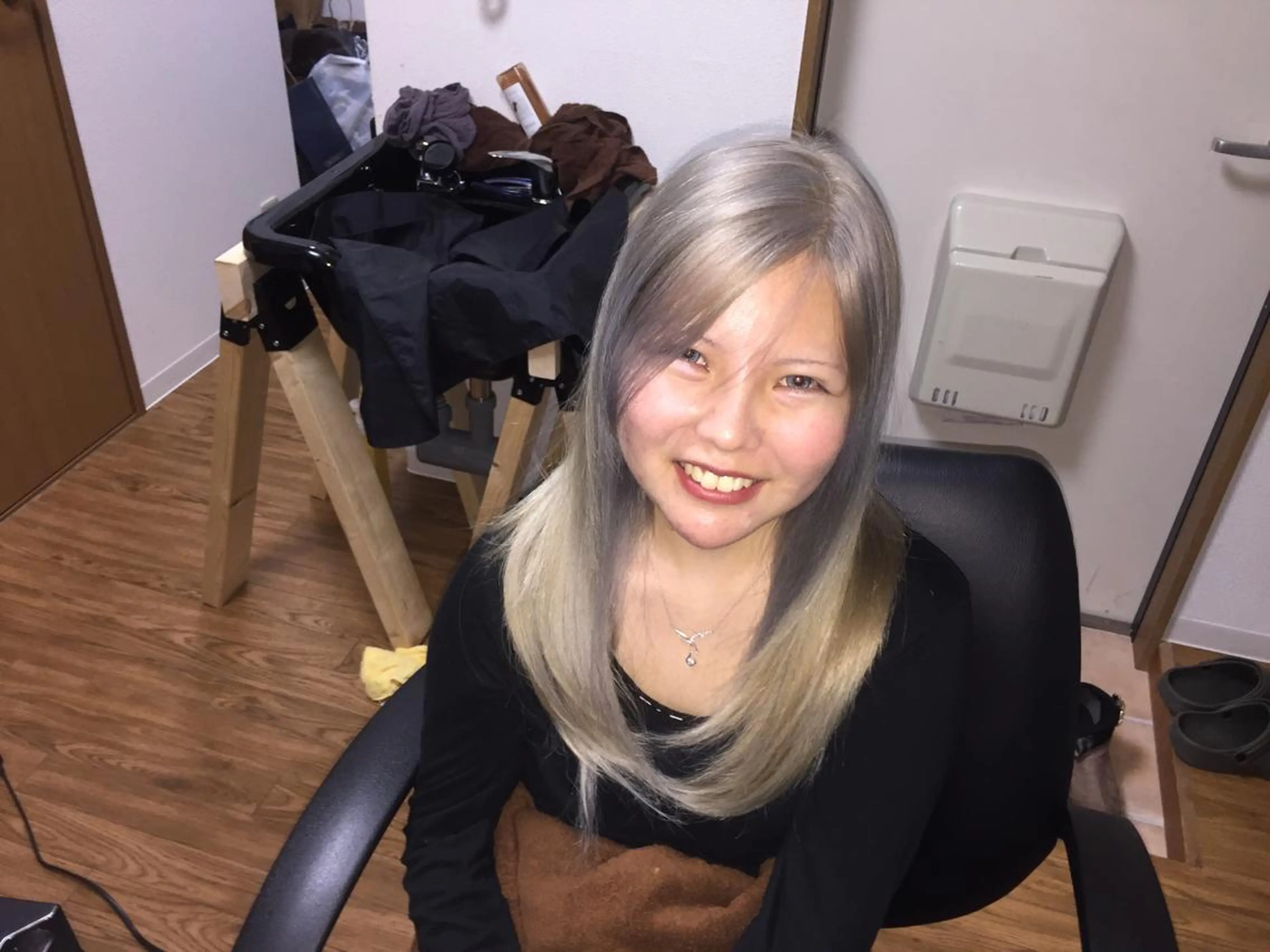 セミロング カラー ブリーチ グレージュ イルミナカラー シルバー じょん 。のヘアスタイル