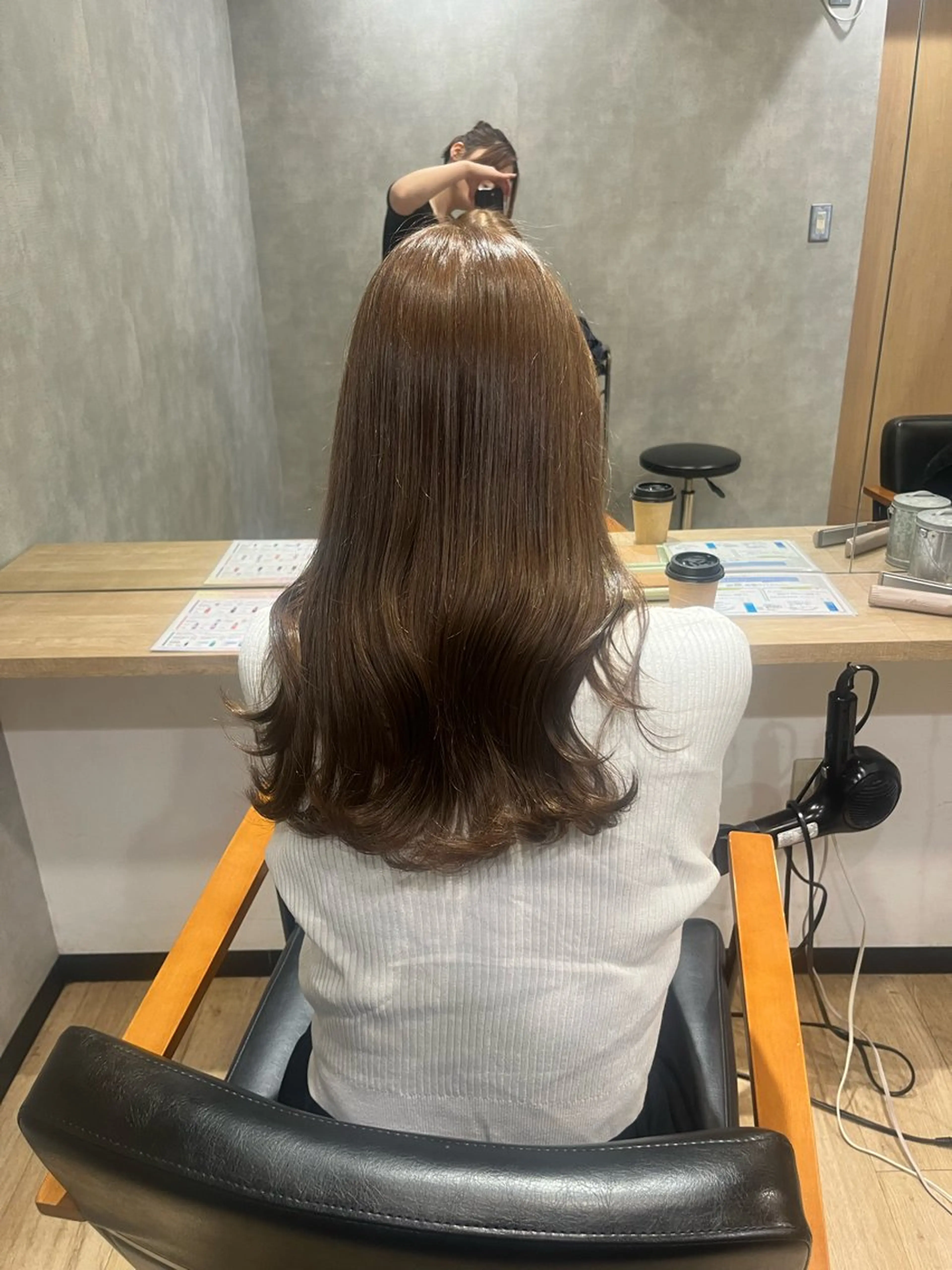 セミロング カラー アッシュ ベージュカラー ブリーチ 透明感カラー ブリーチなしカラー 新宿 似合わせカラー HINAのヘアスタイル
