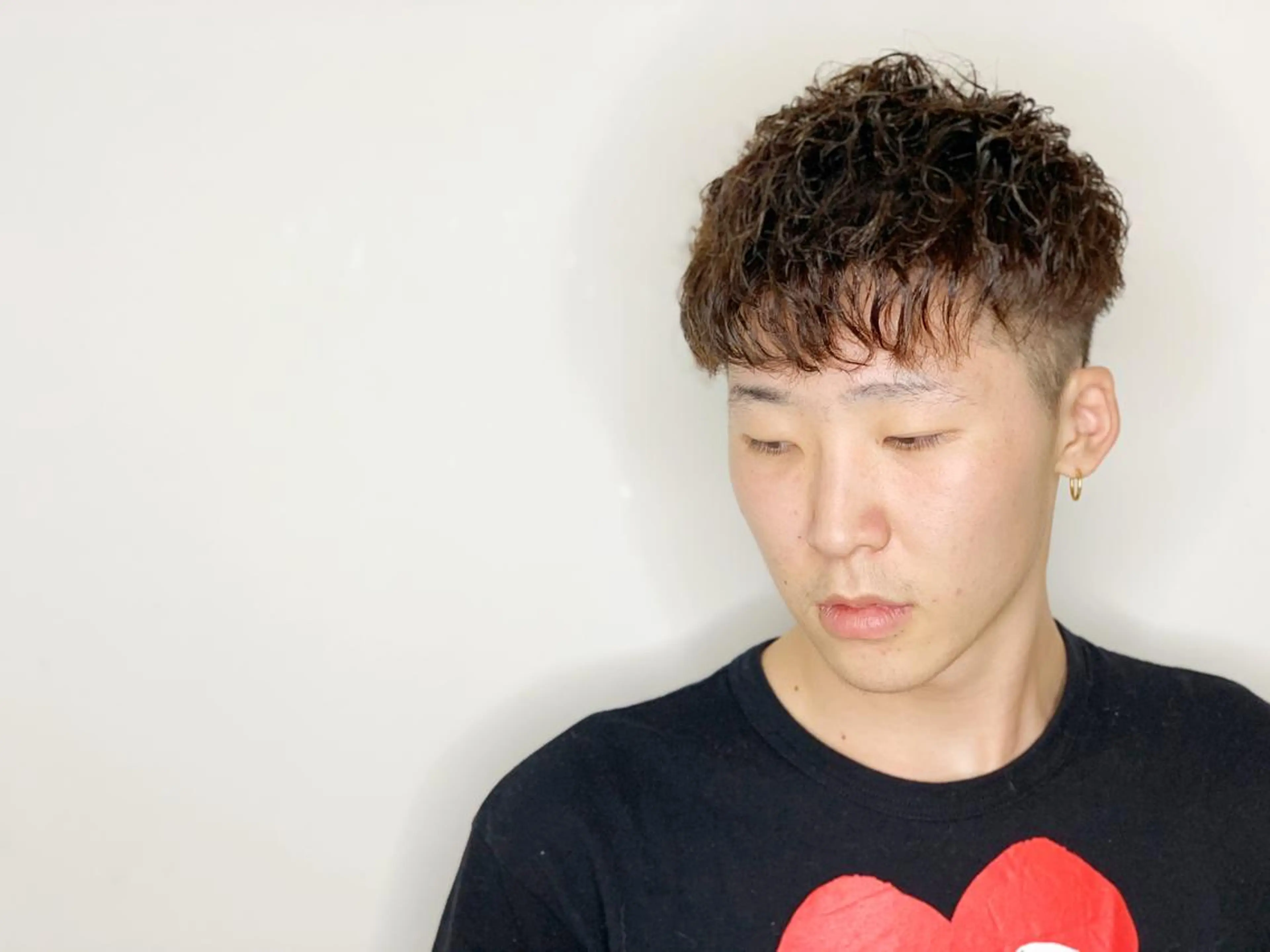 ショート メンズ フェードカット メンズ韓国風 メンズパーマ メンズツイストパーマ ツーブロック 赤み消しカラー /透明感カラー 上長のヘアスタイル