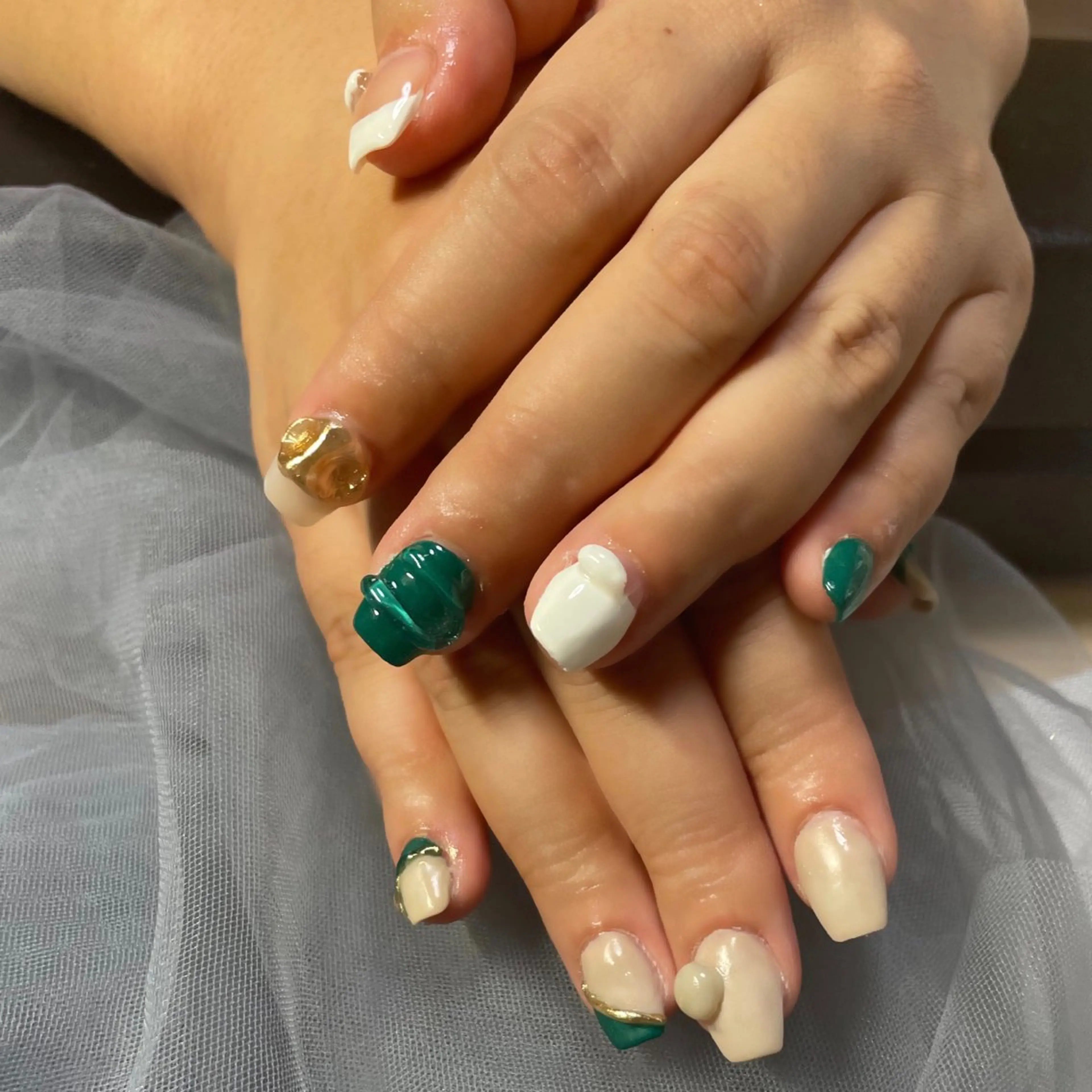 ネイル 長さ出し フレンチネイル グリーン ロングネイル 赤色 nail salon Be.のネイルデザイン