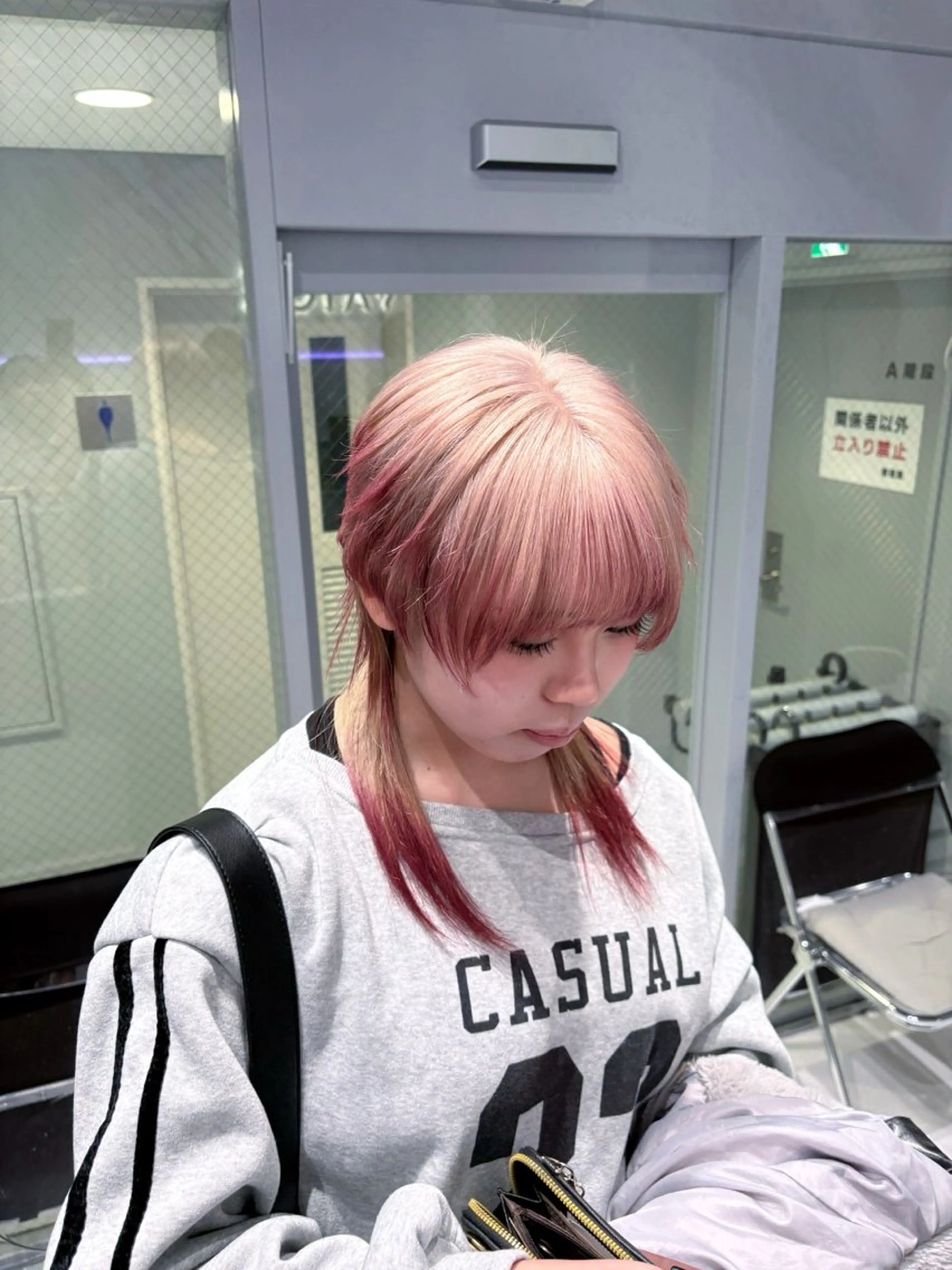 セミロング カラー ベージュカラー ブロンド ブロンドベージュ デザインカラー レッドカラー カット ヘアカラー トリートメント 菜々🦖新宿 men's特化のヘアスタイル