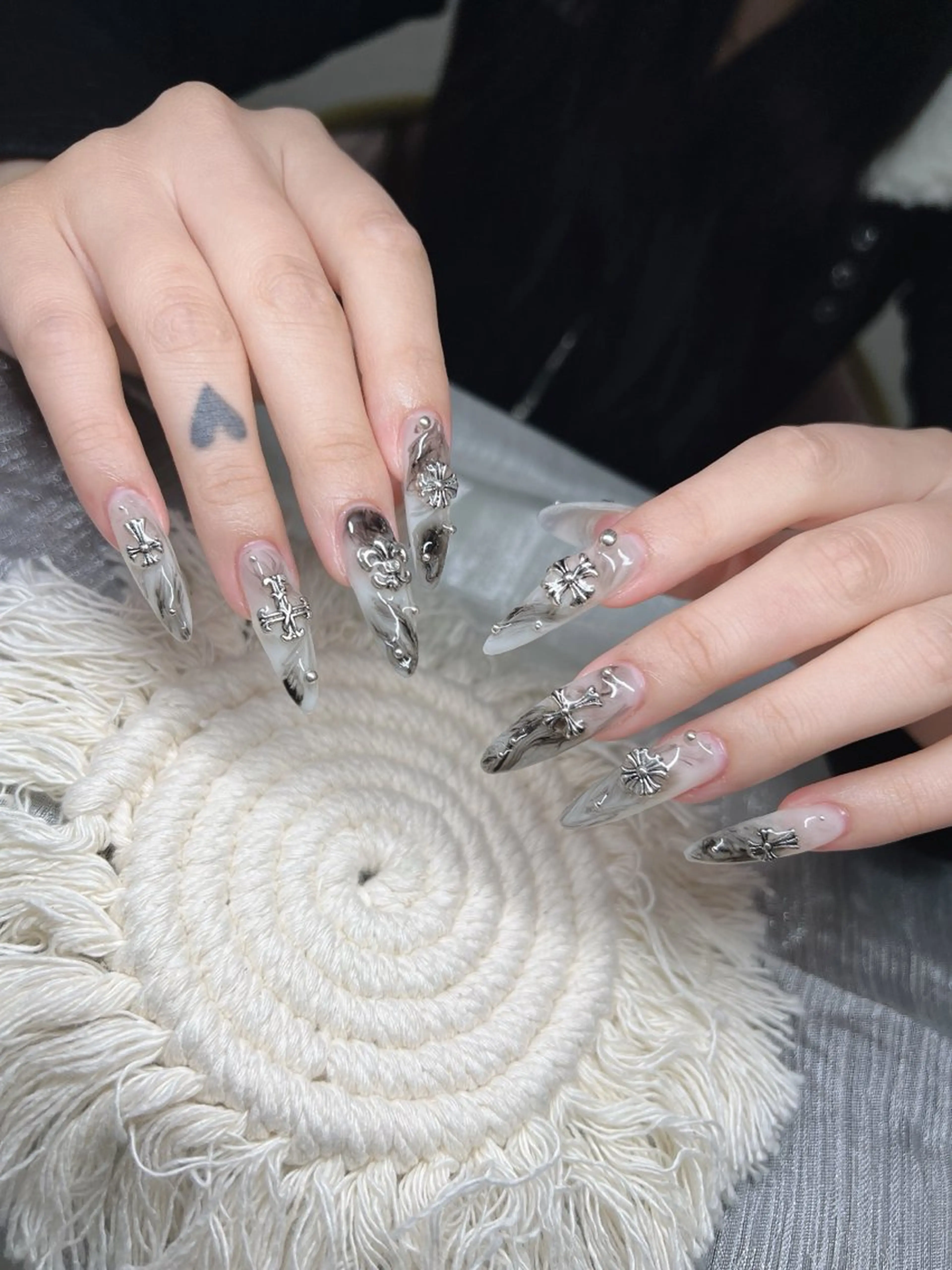 ネイル オーロラネイル チークネイル 長さ出し フットネイル フレンチネイル ハンドネイル Lee Nailsのネイルデザイン