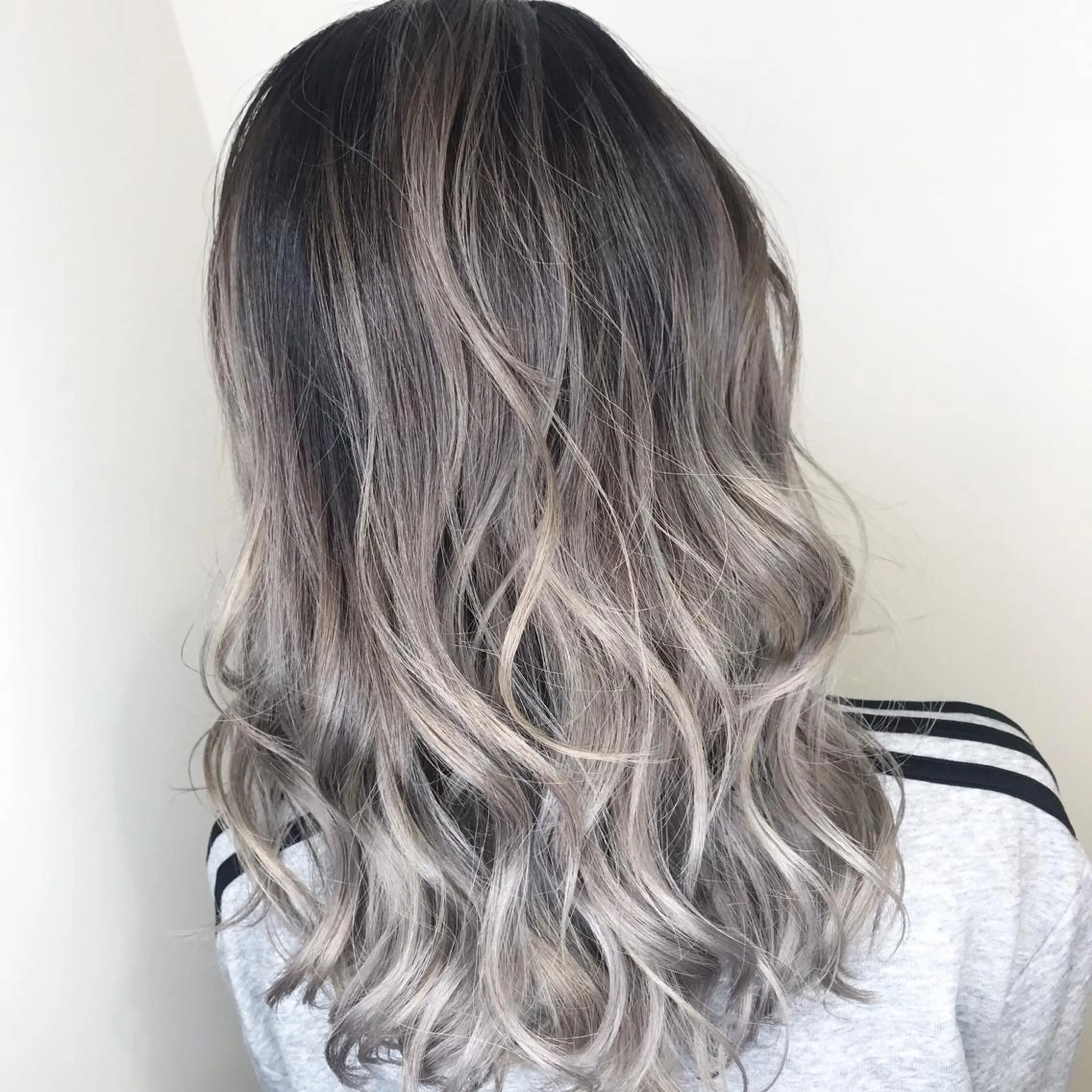 ミディアム カラー アッシュ アッシュグレー アッシュグレージュ バレイヤージュ ブリーチ AMI Hair  supply所属・髪質改善カラー韓国風 レイヤーtudaのヘアスタイル